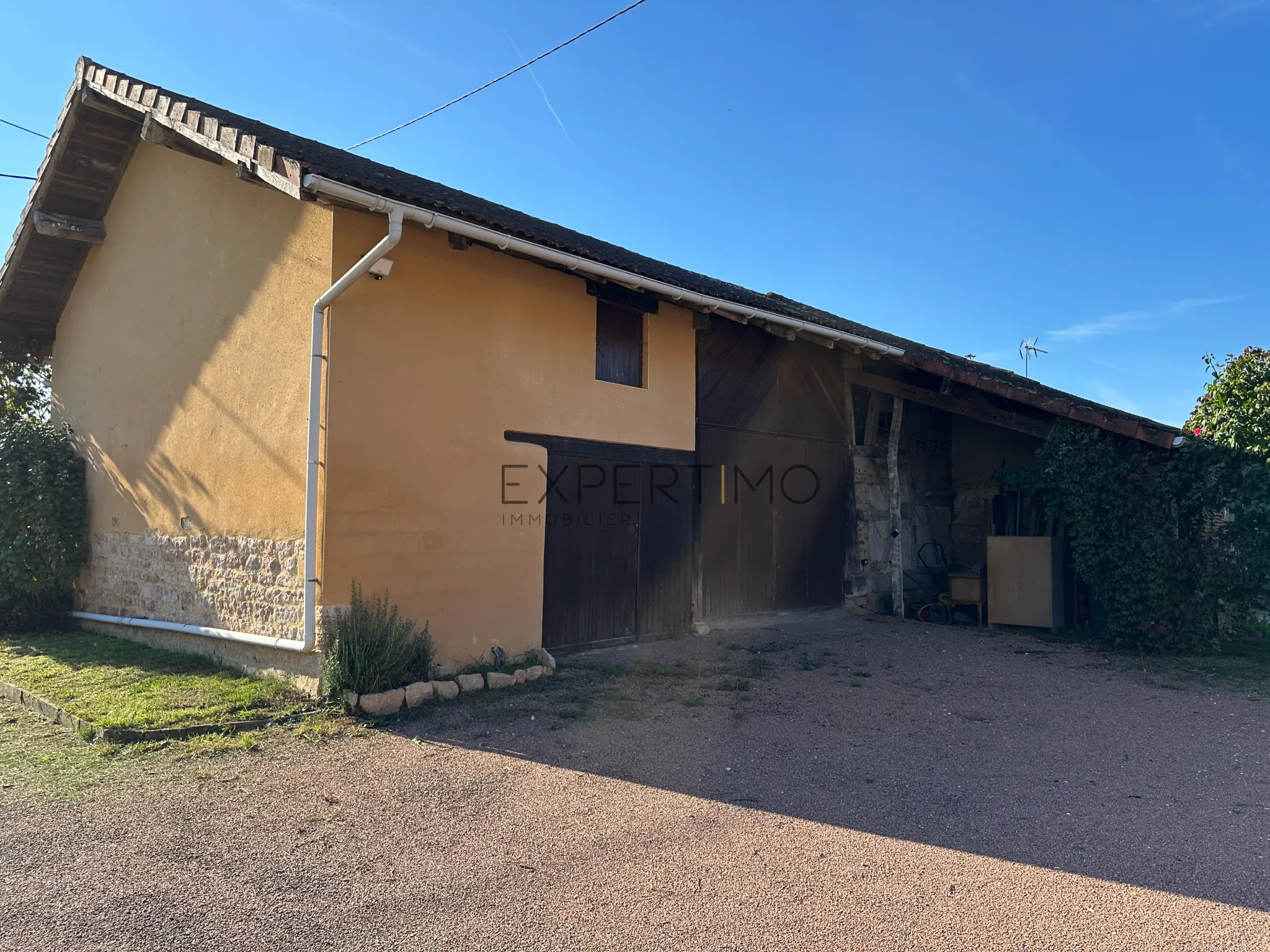 Appartement à Romenay de 124 m² avec dépendance et grand potentiel 