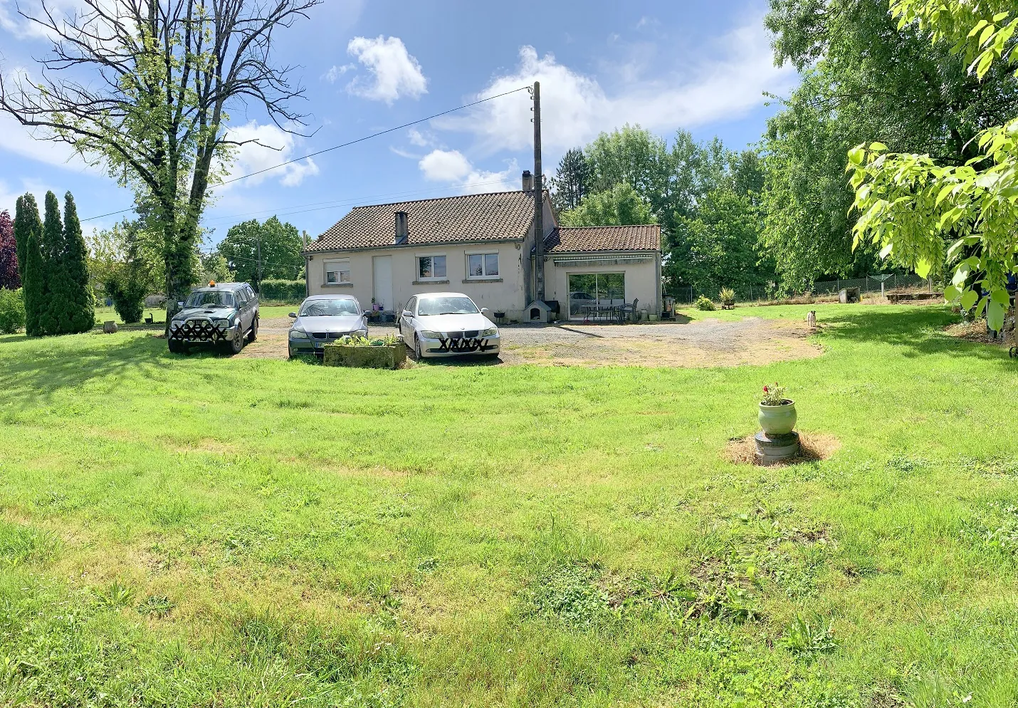 Maison de plain-pied à Aujac (17770) avec terrains et hangars, 130 m²