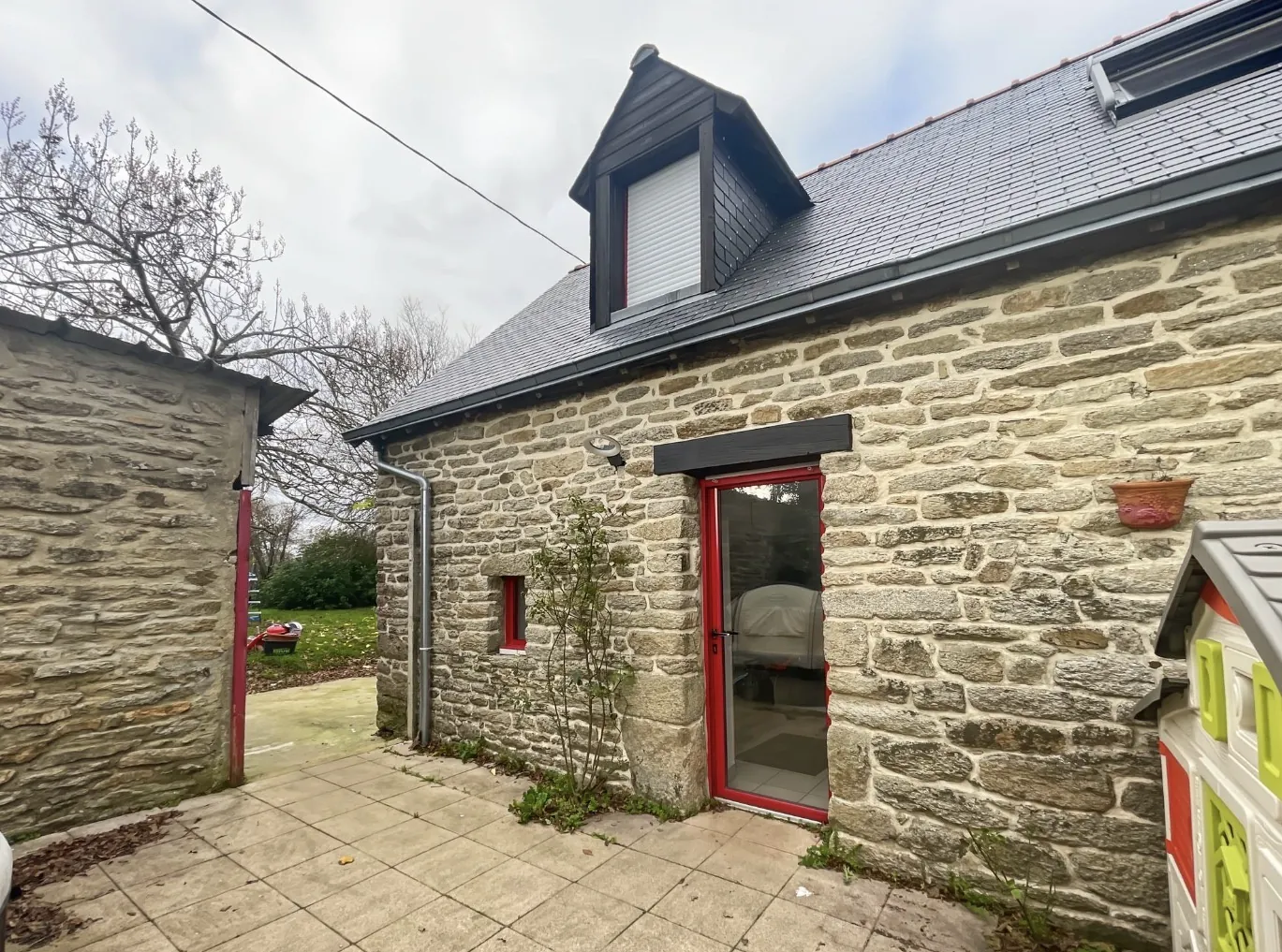 Maison en pierre rénovée à Elven, grand terrain et dépendance 