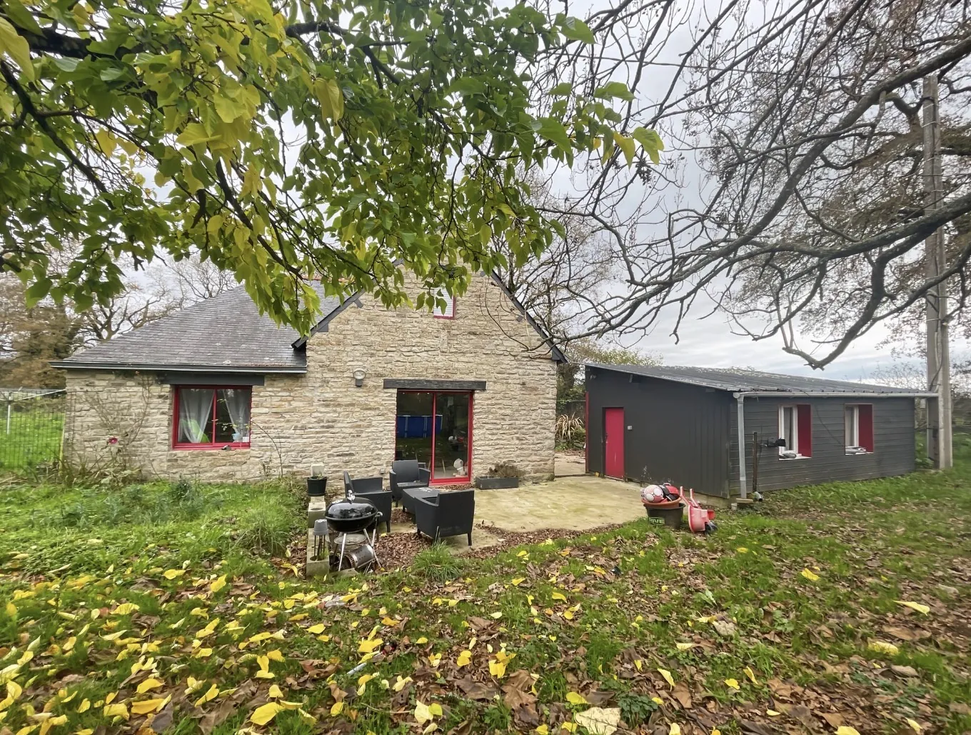 Maison en pierre rénovée à Elven, grand terrain et dépendance