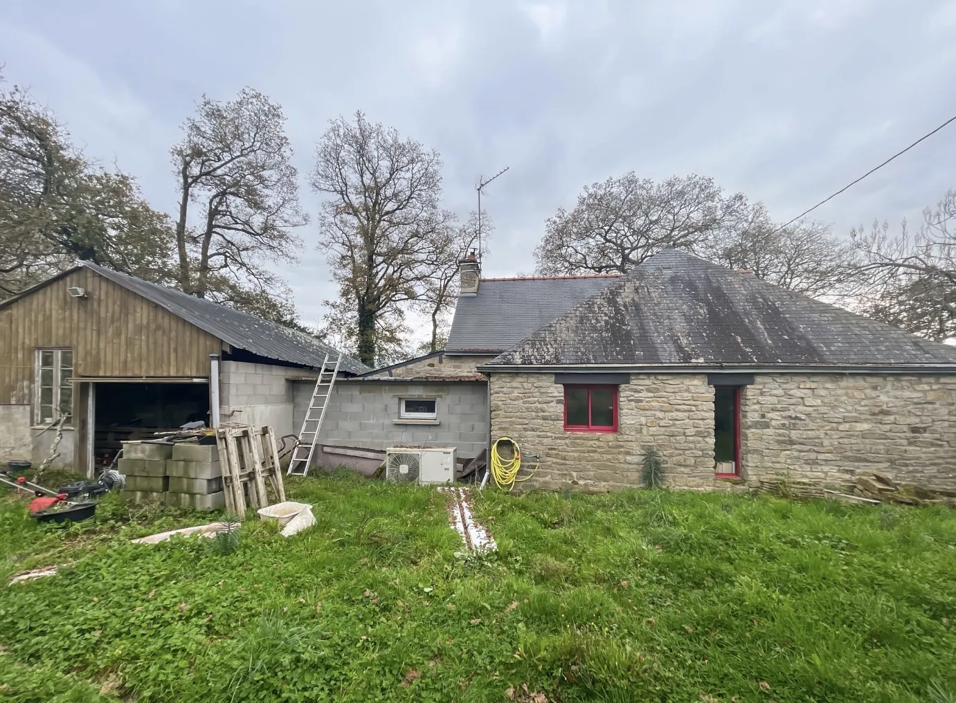 Maison en pierre rénovée à Elven, grand terrain et dépendance 