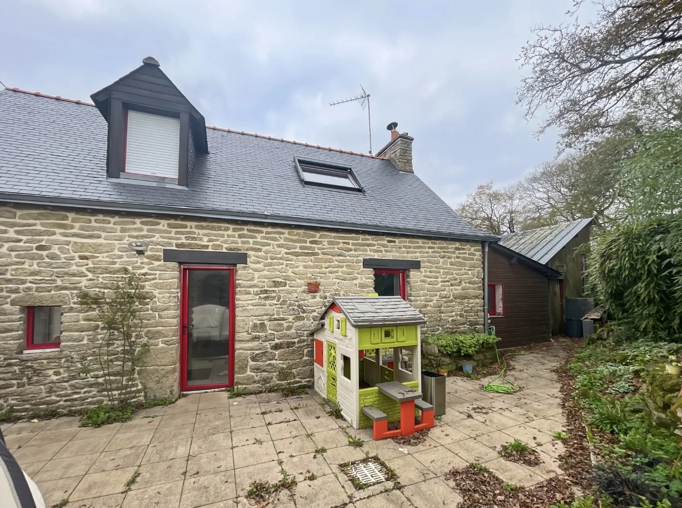 Maison en pierre rénovée à Elven, grand terrain et dépendance 