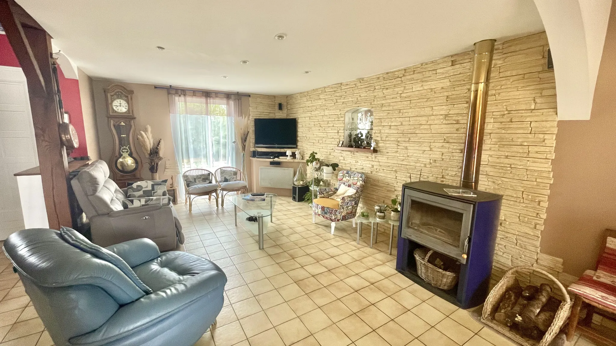 Maison spacieuse avec piscine et grand terrain à La Pouëze, Erdre en Anjou 