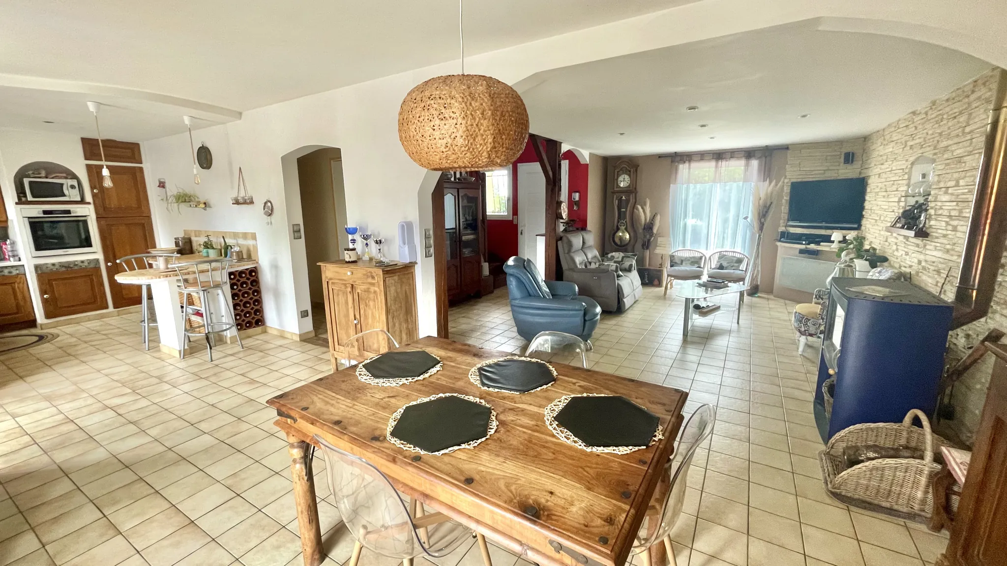 Maison spacieuse avec piscine et grand terrain à La Pouëze, Erdre en Anjou 