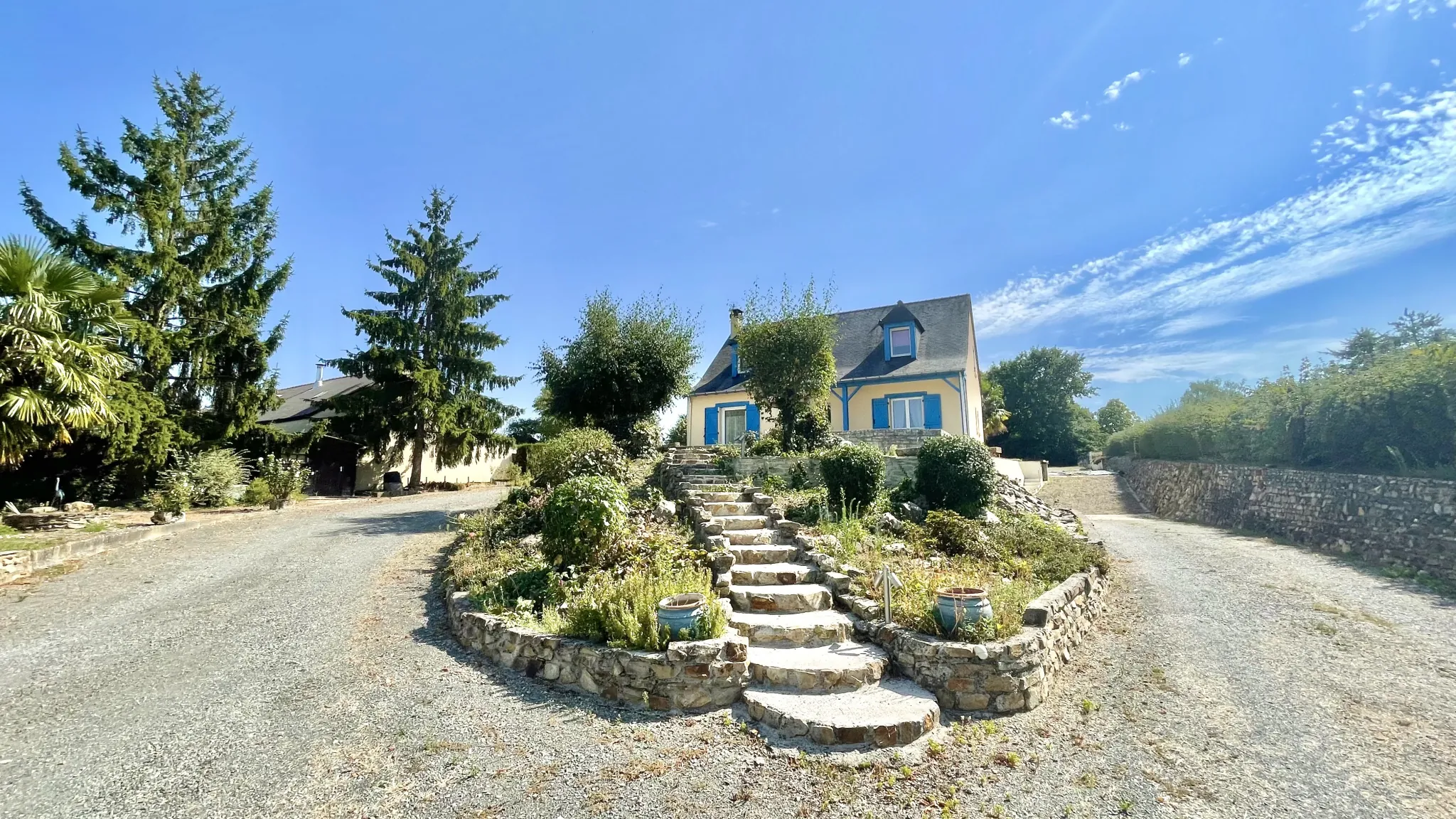 Maison spacieuse avec piscine et grand terrain à La Pouëze, Erdre en Anjou