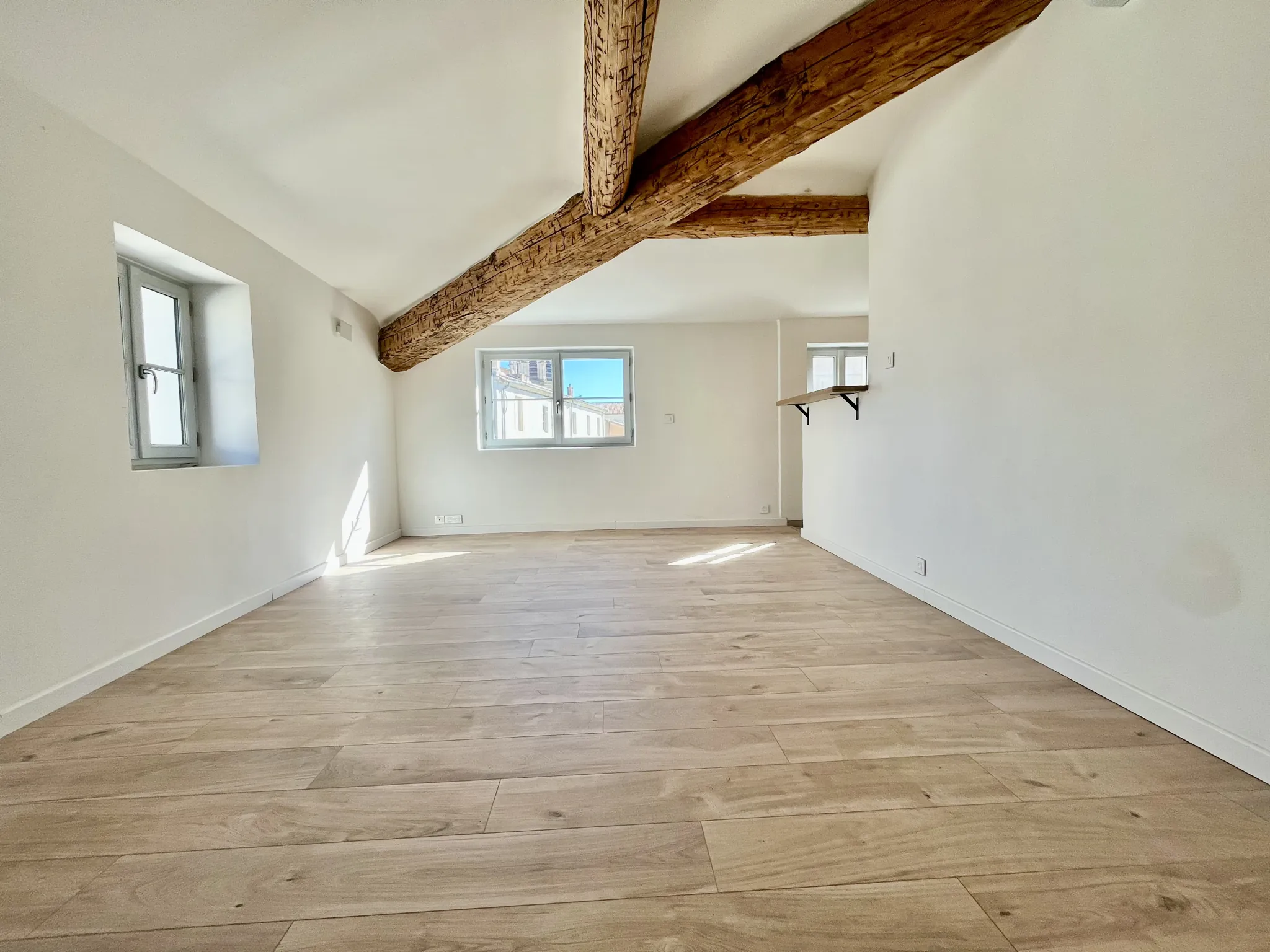 Appartement T2 rénové de 50 m² à Nîmes, proximité Maison Carrée, dernier étage