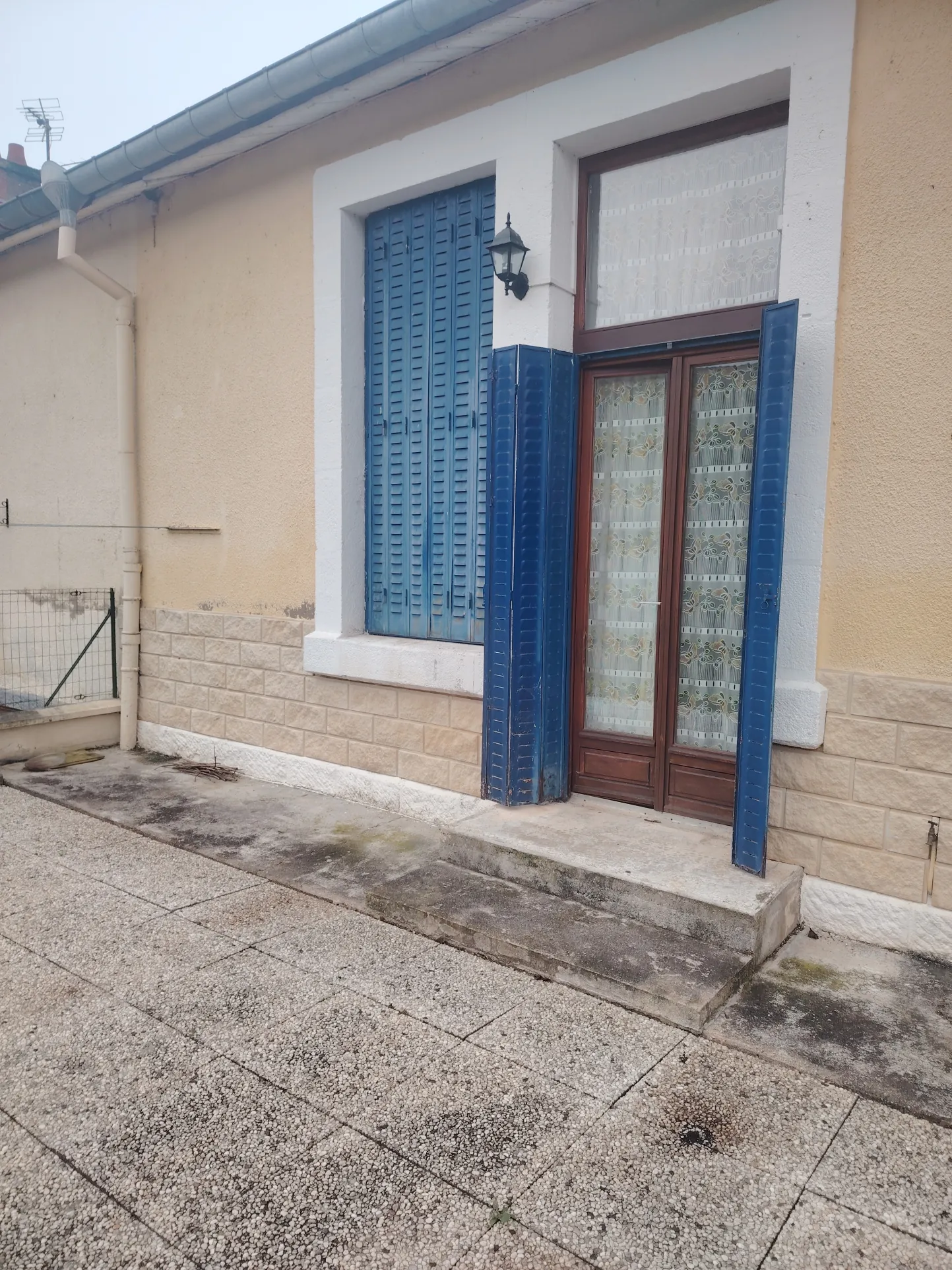 Maison mitoyenne à Lerouville avec terrasse et garage - Investissement ou première acquisition