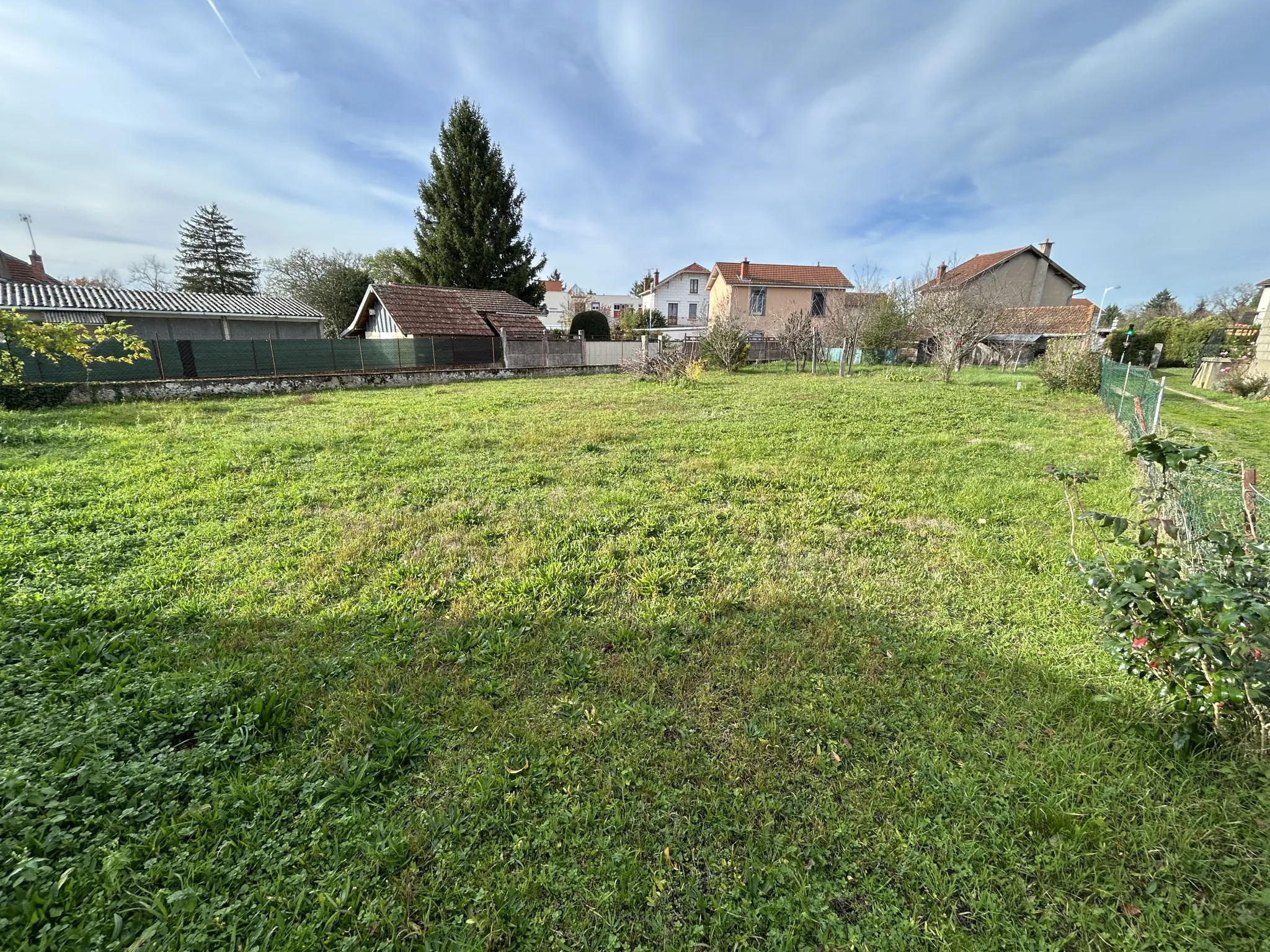 Terrain constructible de 550m² à Puy-Guillaume, idéalement situé