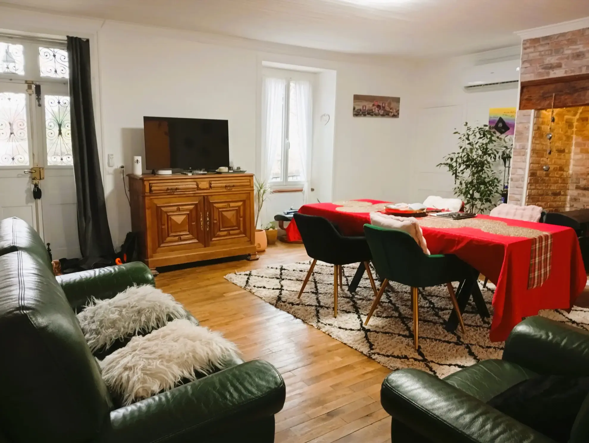 Maison spacieuse avec jacuzzi, dépendances et terrain constructible près d’un village dynamique 