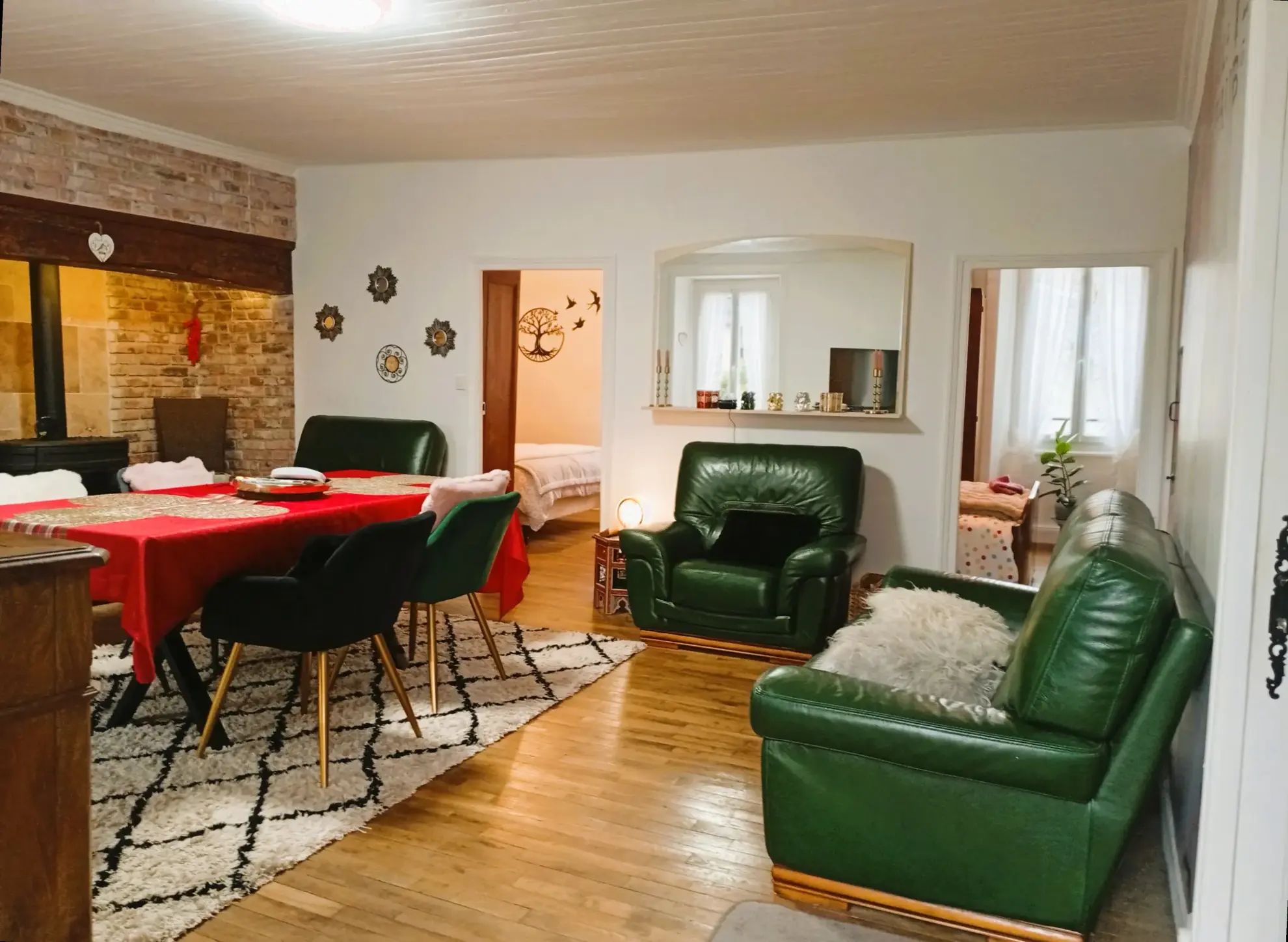 Maison spacieuse avec jacuzzi, dépendances et terrain constructible près d’un village dynamique 