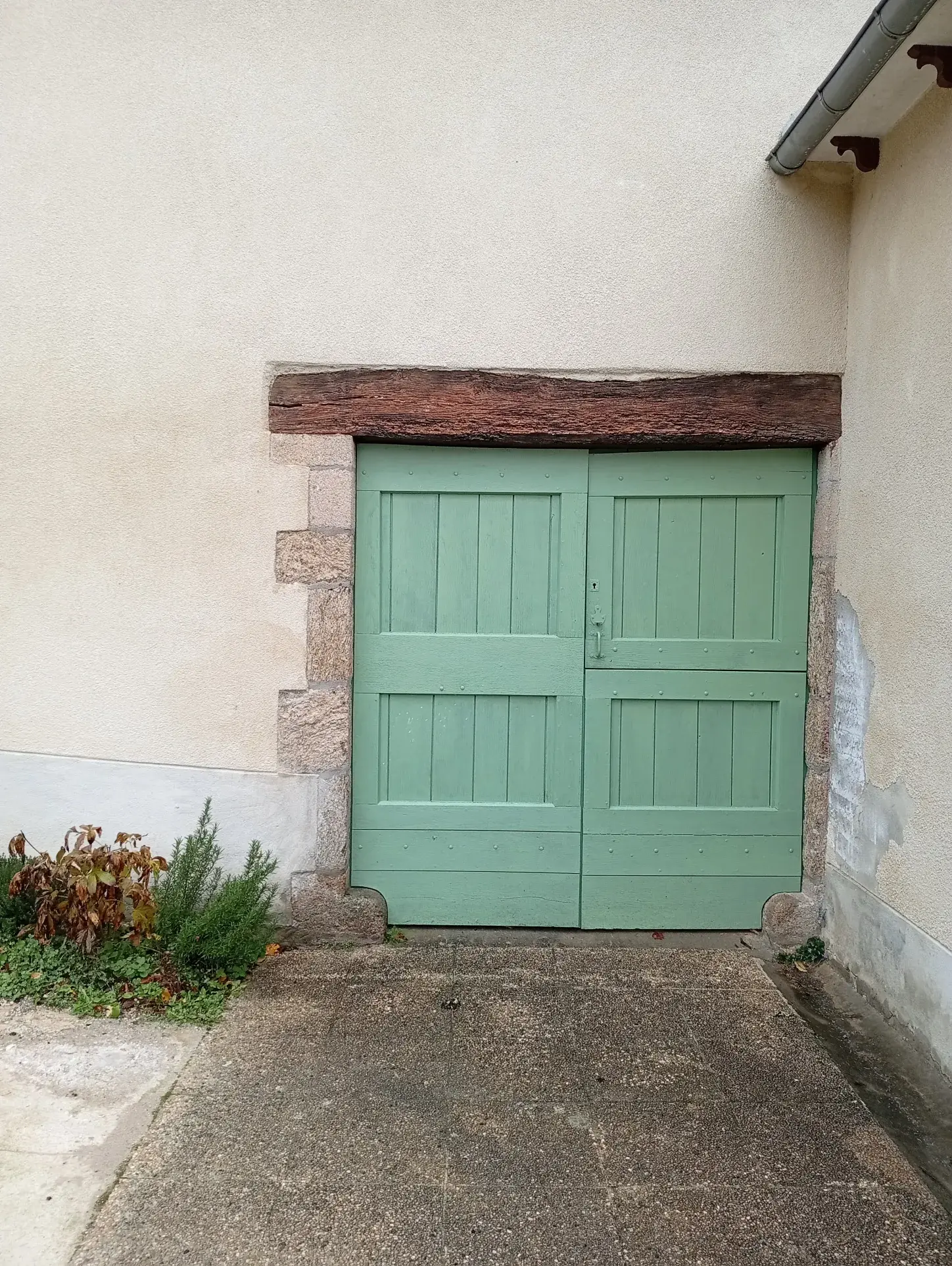 Maison spacieuse avec jacuzzi, dépendances et terrain constructible près d’un village dynamique 