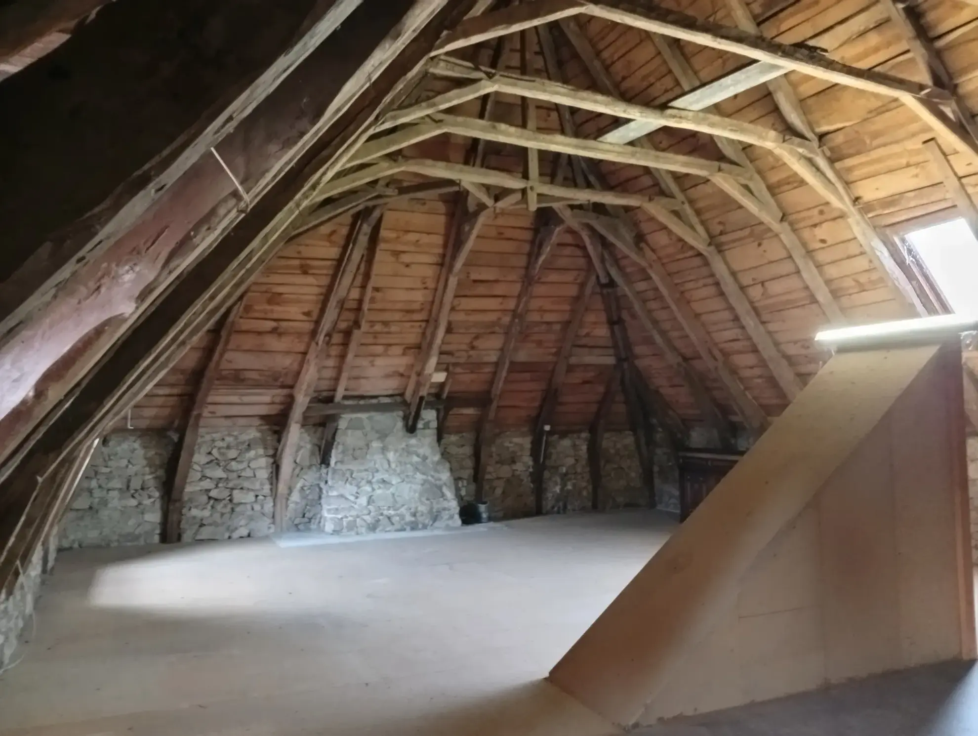 Maison spacieuse avec jacuzzi, dépendances et terrain constructible près d’un village dynamique 