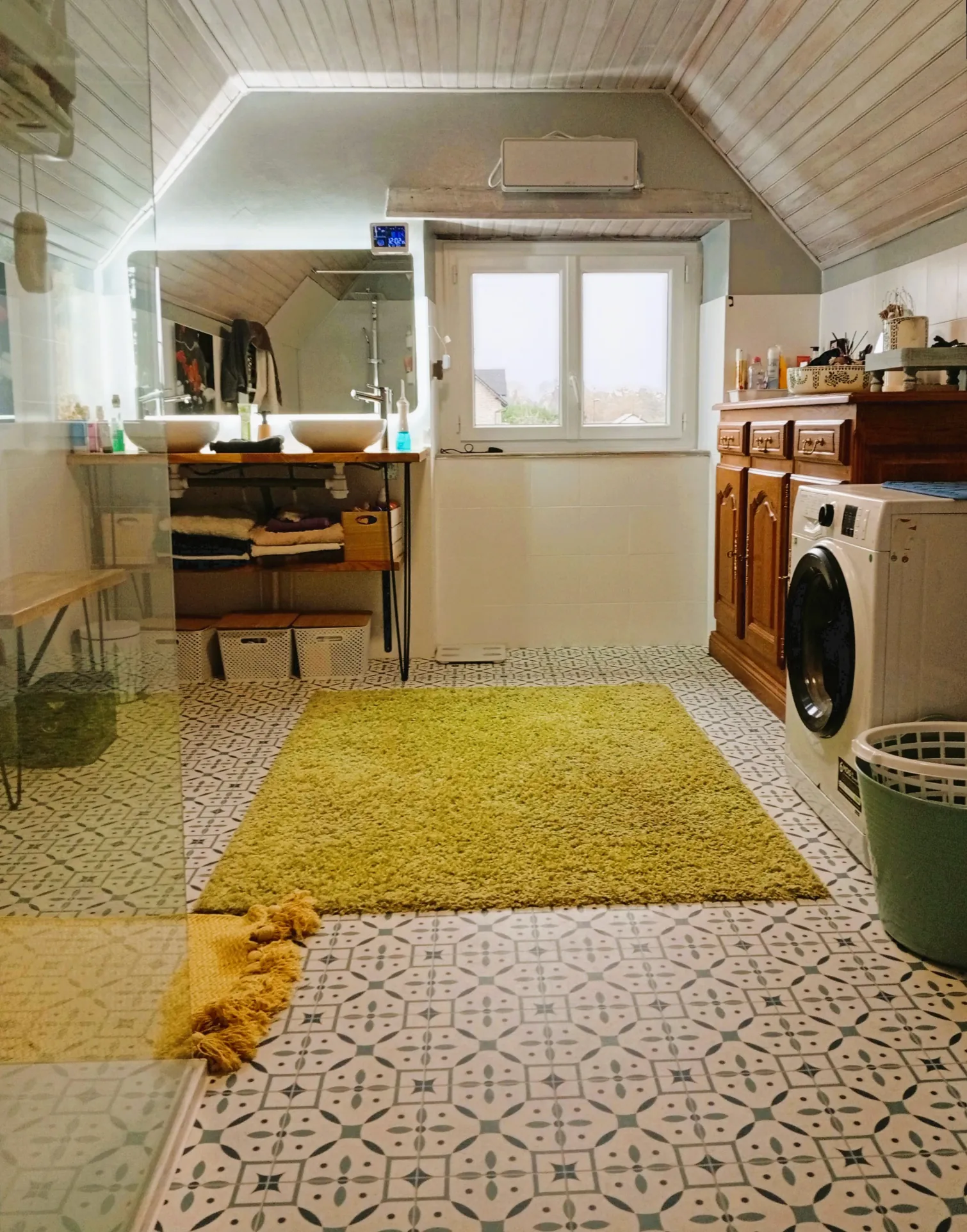 Maison spacieuse avec jacuzzi, dépendances et terrain constructible près d’un village dynamique 