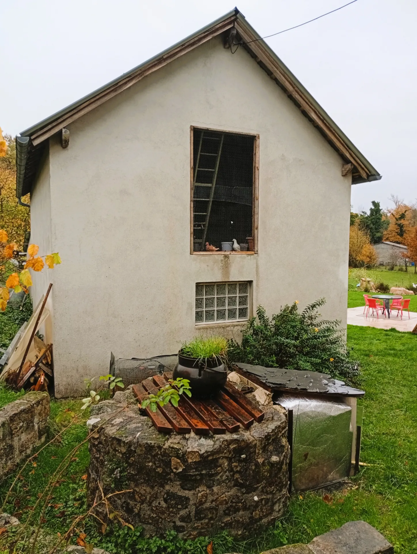 Maison spacieuse avec jacuzzi, dépendances et terrain constructible près d’un village dynamique 
