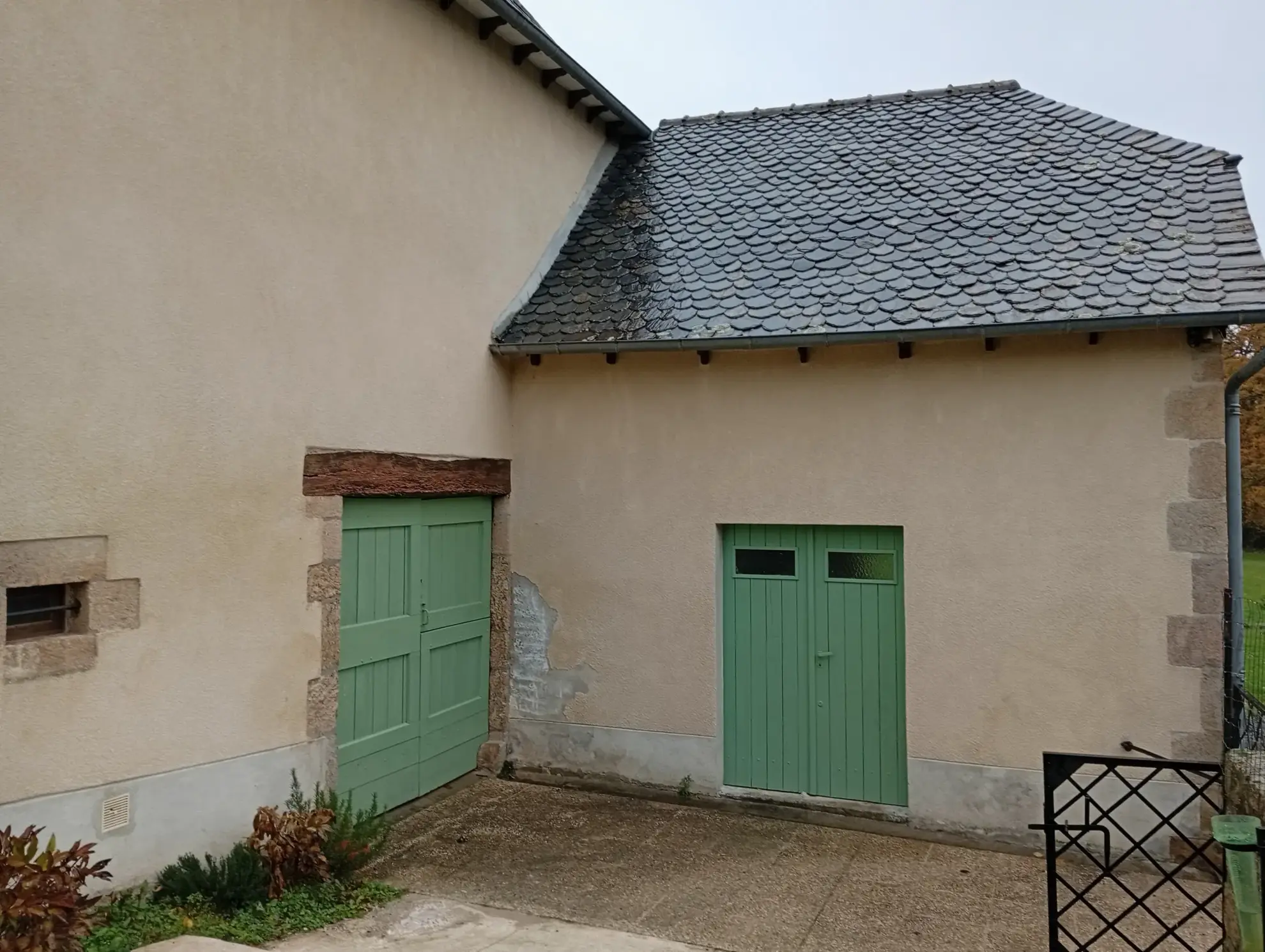 Maison spacieuse avec jacuzzi, dépendances et terrain constructible près d’un village dynamique 
