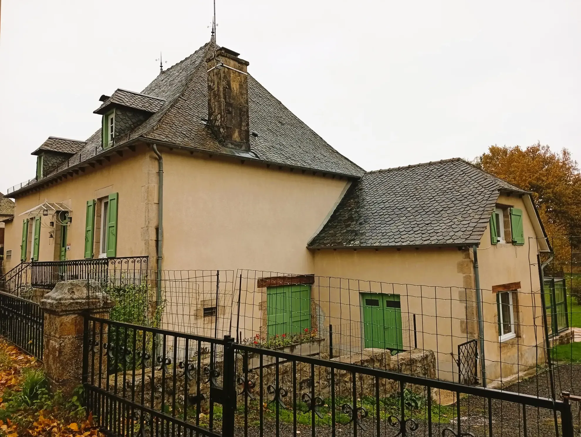Maison spacieuse avec jacuzzi, dépendances et terrain constructible près d’un village dynamique 