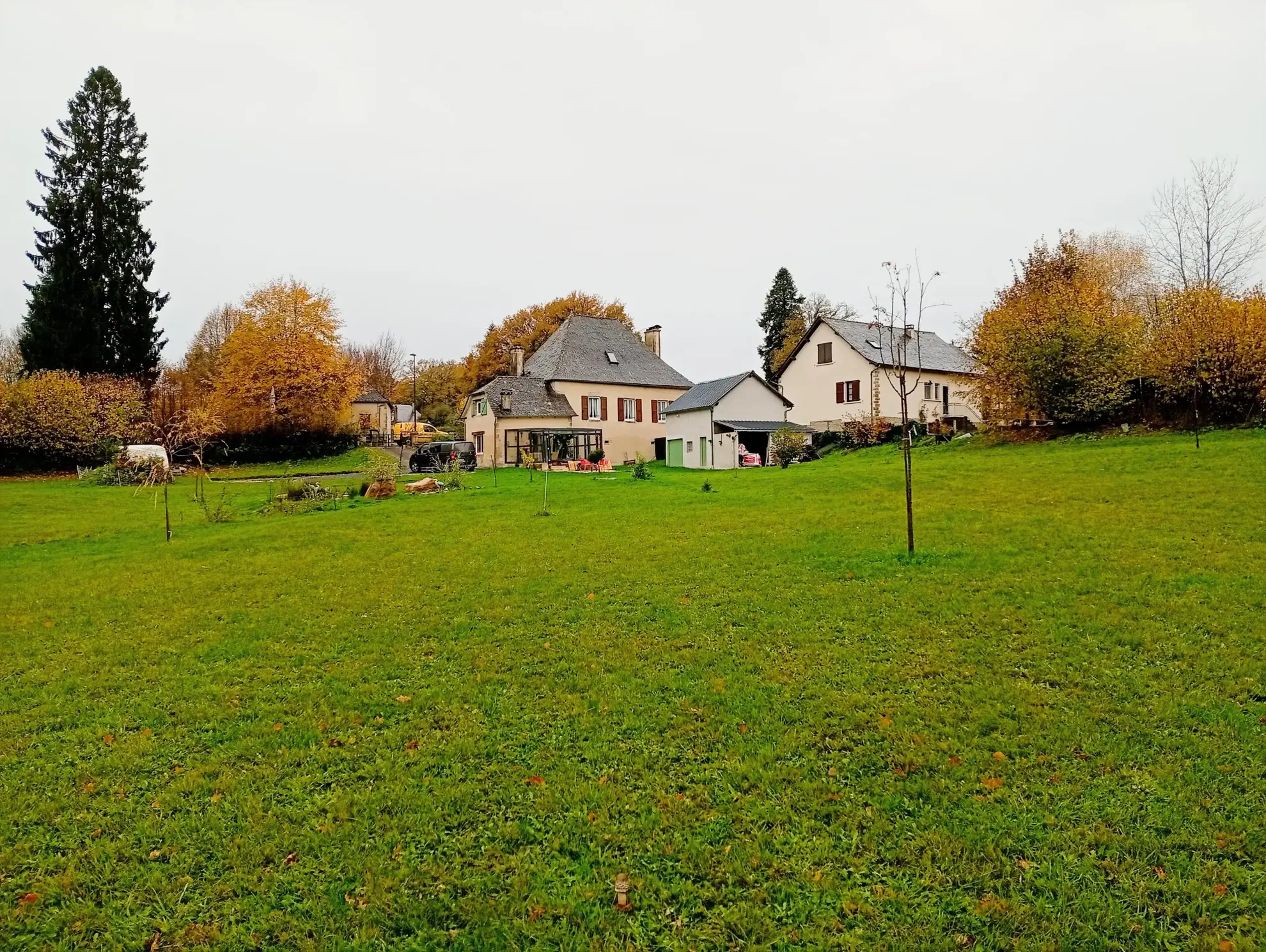 Maison spacieuse avec jacuzzi, dépendances et terrain constructible près d’un village dynamique 