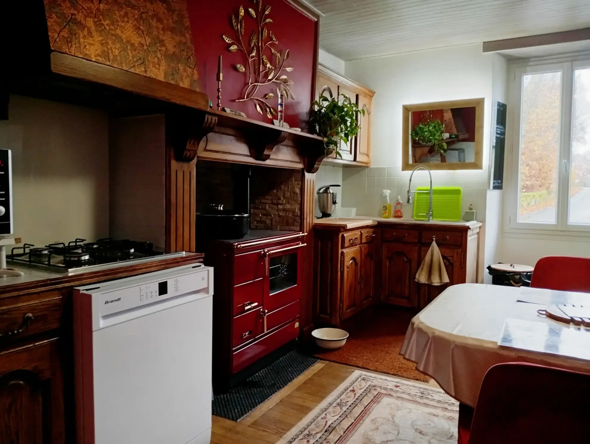 Maison spacieuse avec jacuzzi, dépendances et terrain constructible près d’un village dynamique 