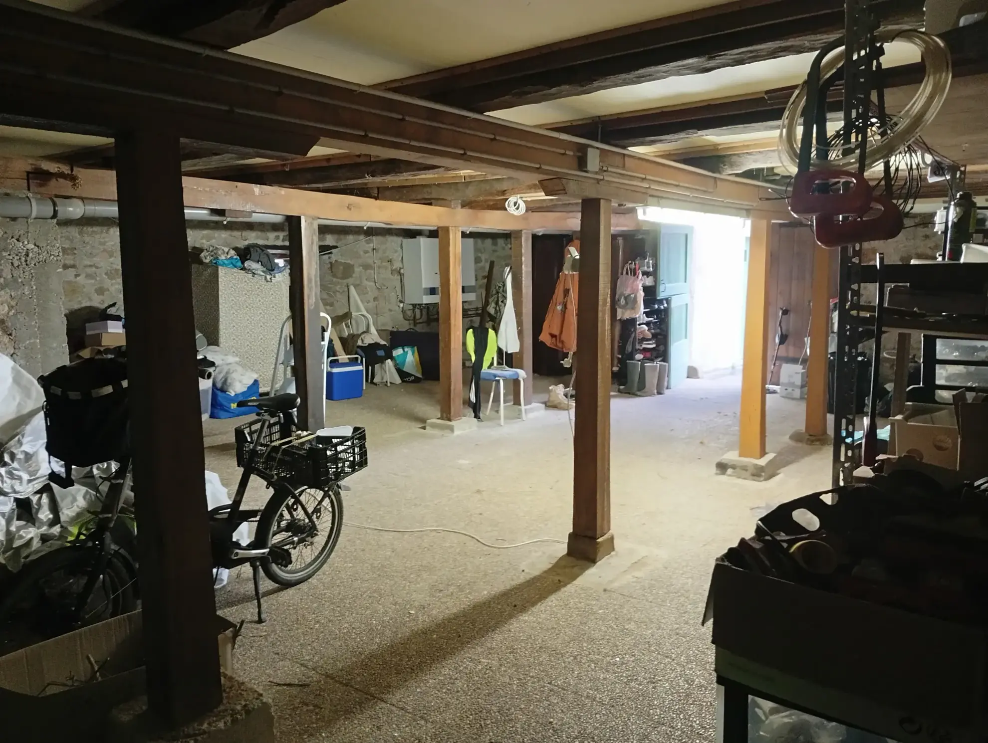 Maison spacieuse avec jacuzzi, dépendances et terrain constructible près d’un village dynamique 