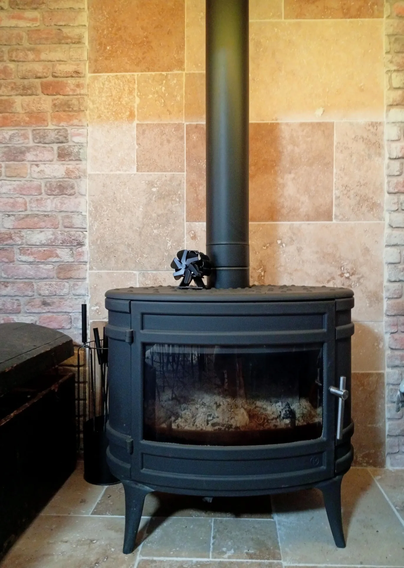 Maison spacieuse avec jacuzzi, dépendances et terrain constructible près d’un village dynamique 