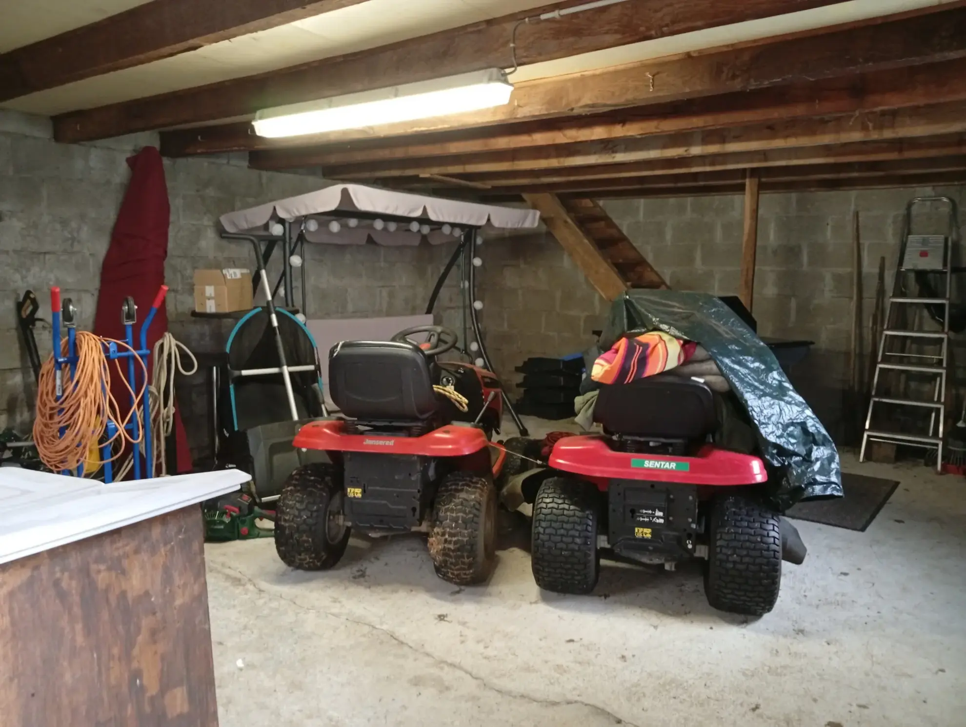 Maison spacieuse avec jacuzzi, dépendances et terrain constructible près d’un village dynamique 