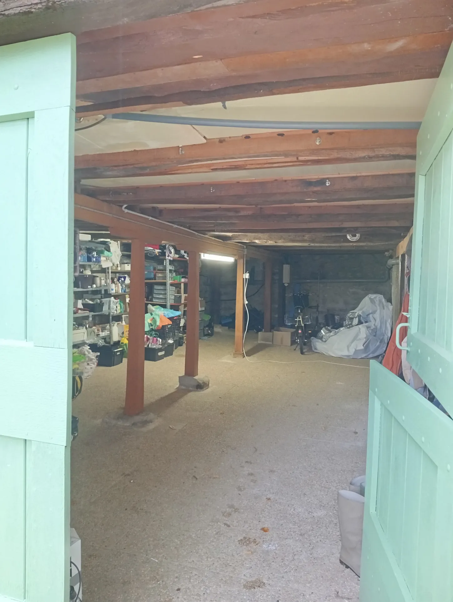 Maison spacieuse avec jacuzzi, dépendances et terrain constructible près d’un village dynamique 