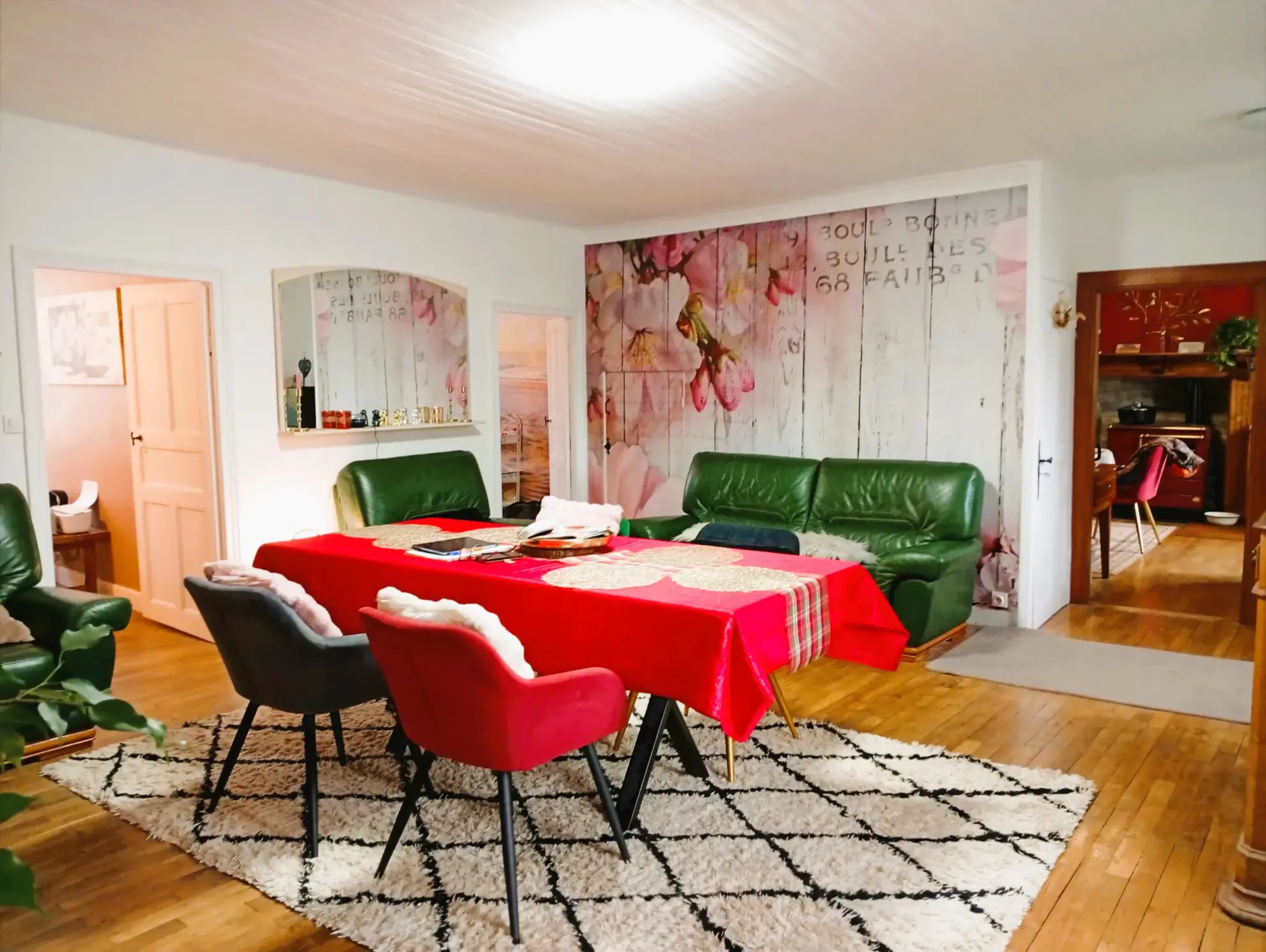 Maison spacieuse avec jacuzzi, dépendances et terrain constructible près d’un village dynamique 