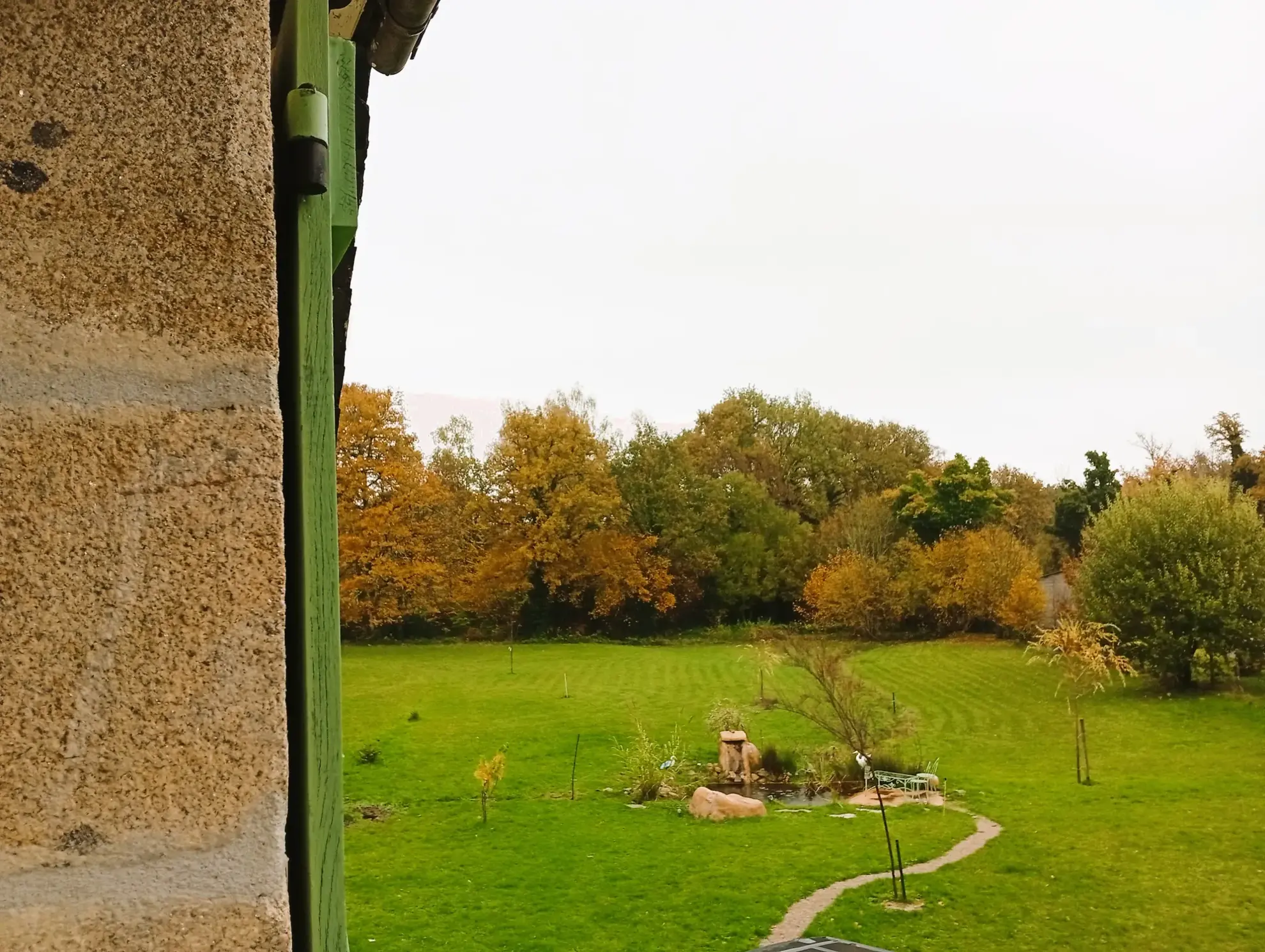 Maison spacieuse avec jacuzzi, dépendances et terrain constructible près d’un village dynamique 