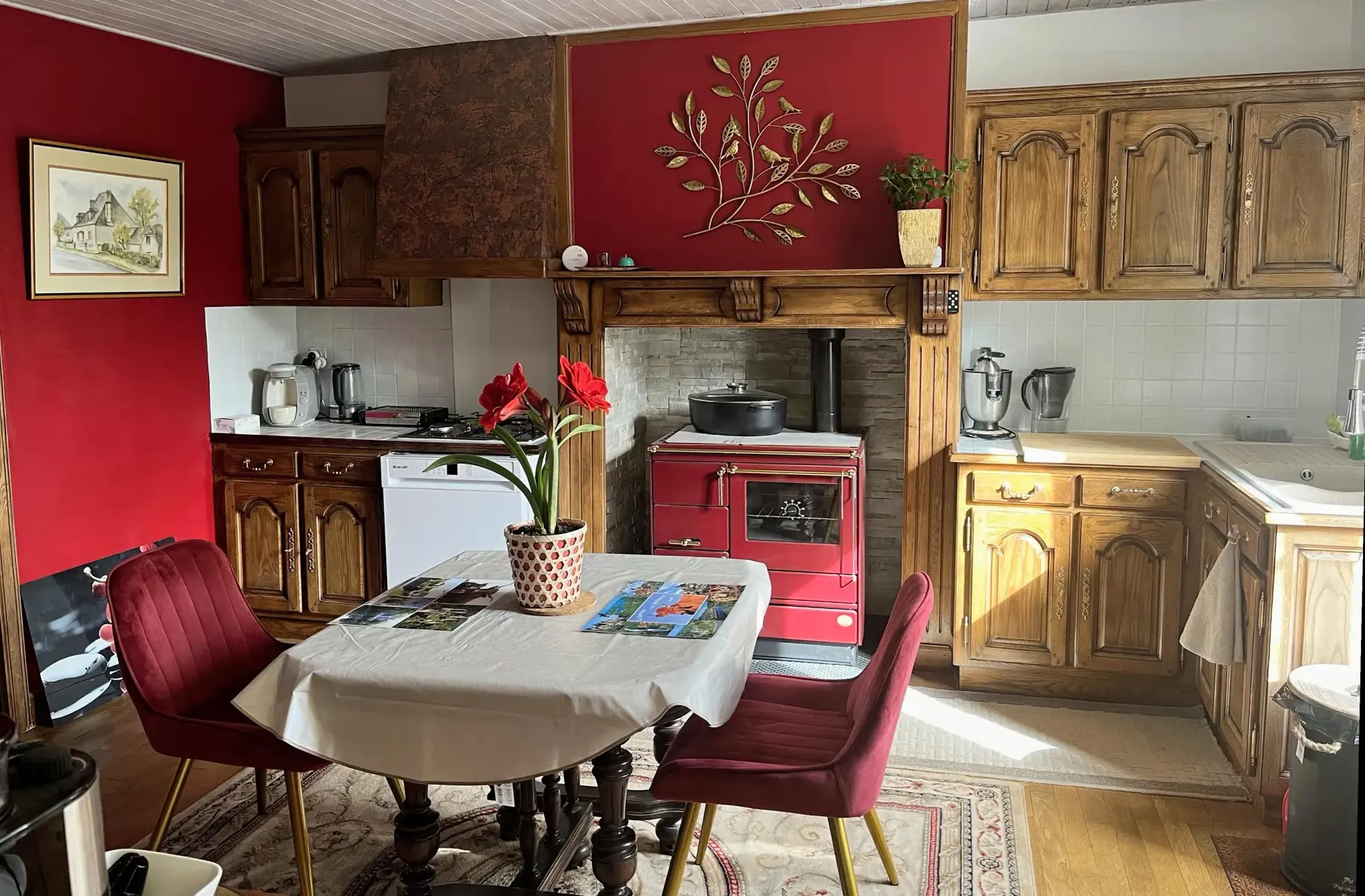 Maison spacieuse avec jacuzzi, dépendances et terrain constructible près d’un village dynamique 