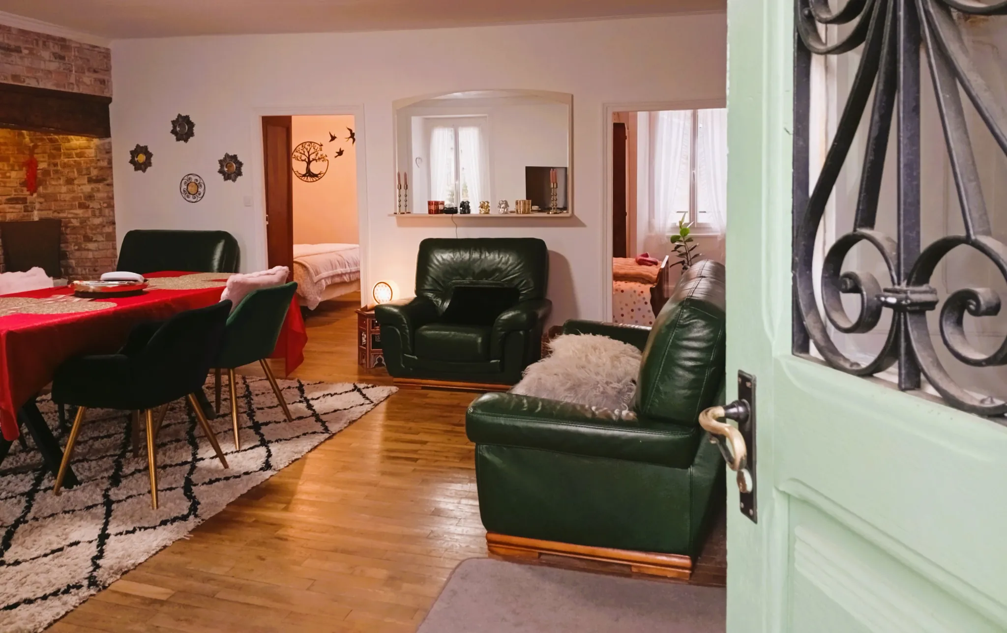 Maison spacieuse avec jacuzzi, dépendances et terrain constructible près d’un village dynamique 