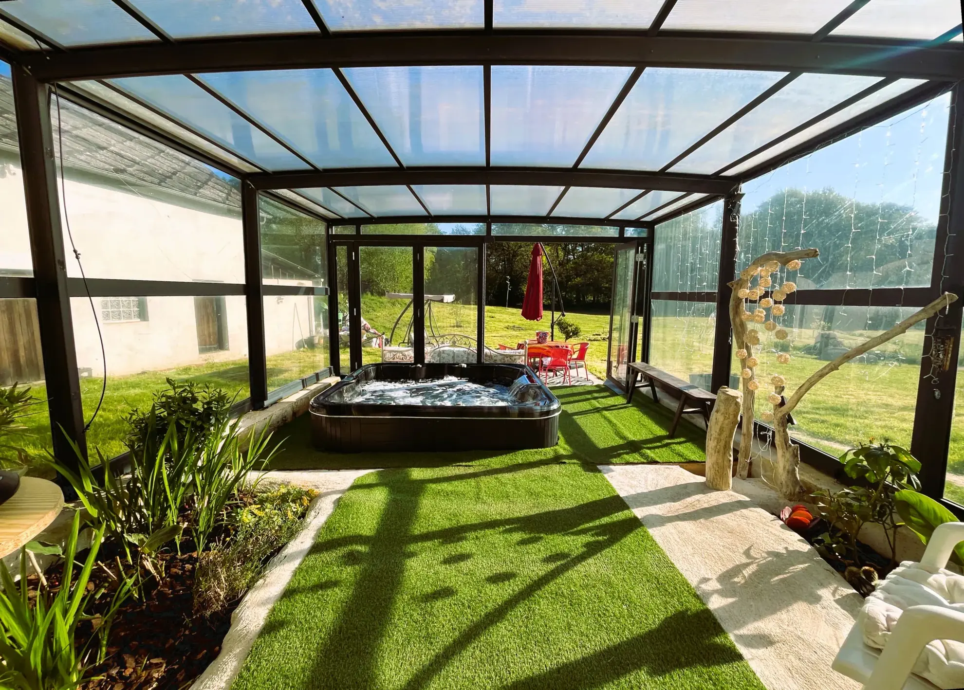 Maison spacieuse avec jacuzzi, dépendances et terrain constructible près d’un village dynamique 