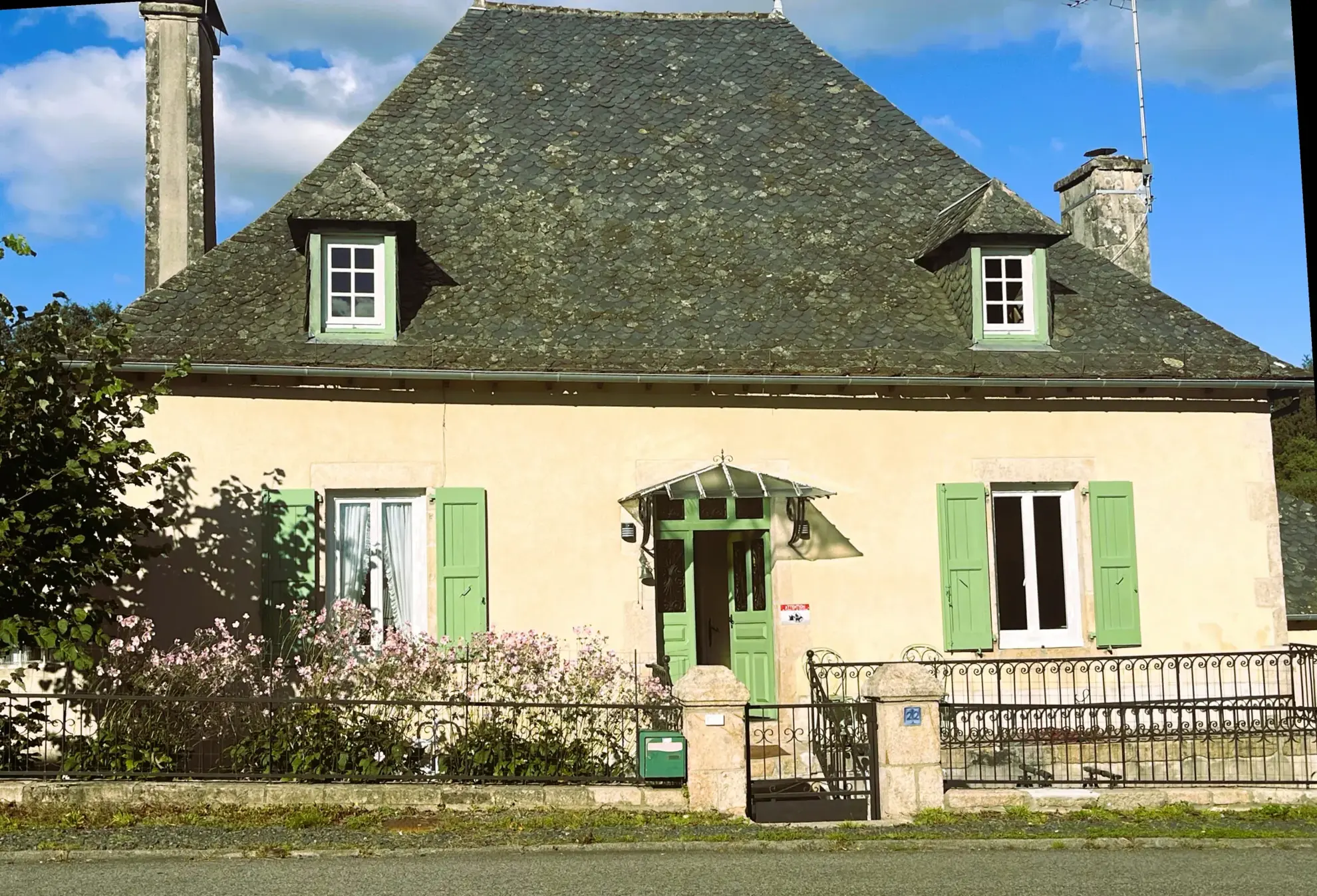 Maison spacieuse avec jacuzzi, dépendances et terrain constructible près d’un village dynamique 