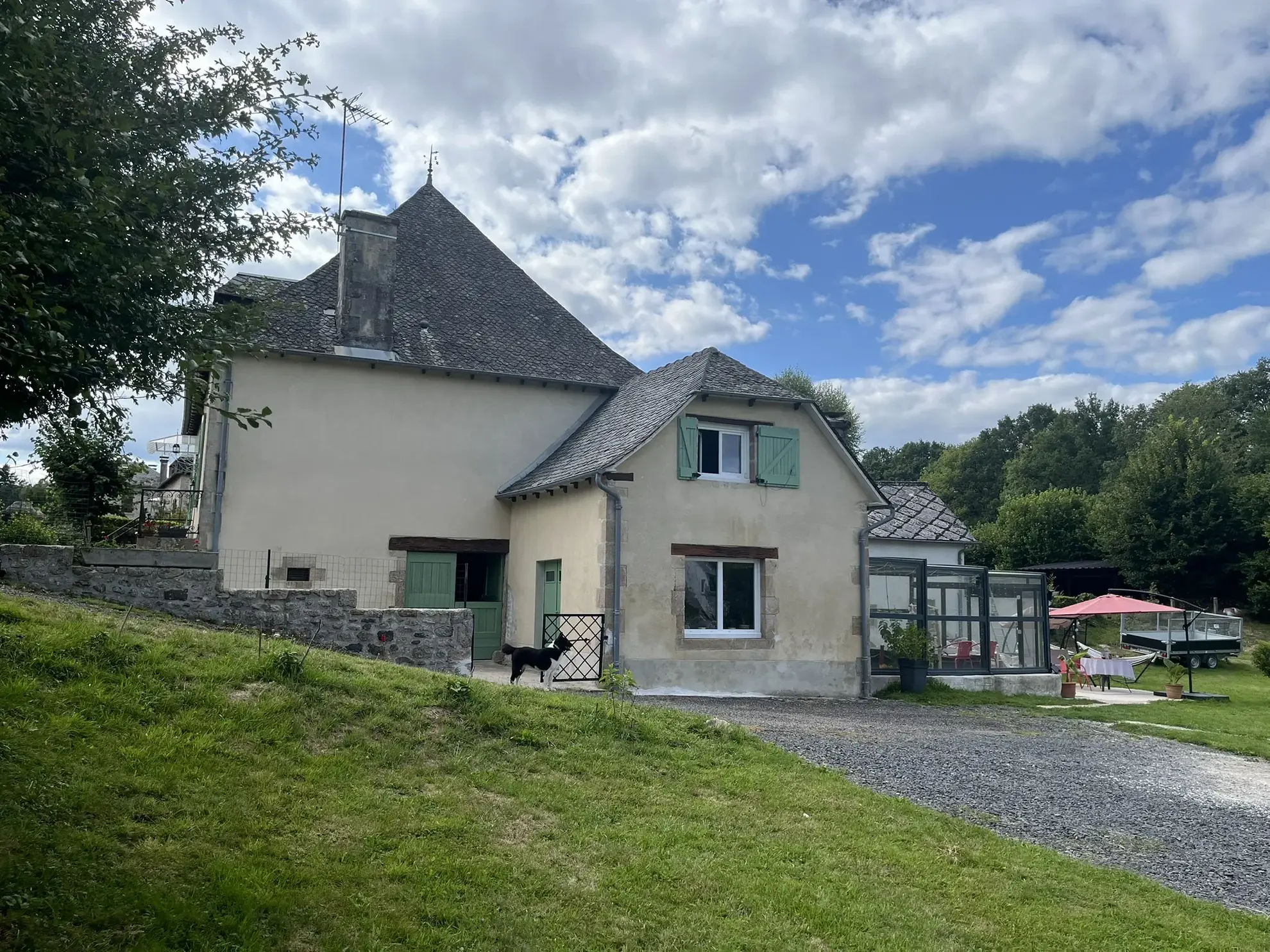 Maison spacieuse avec jacuzzi, dépendances et terrain constructible près d’un village dynamique 