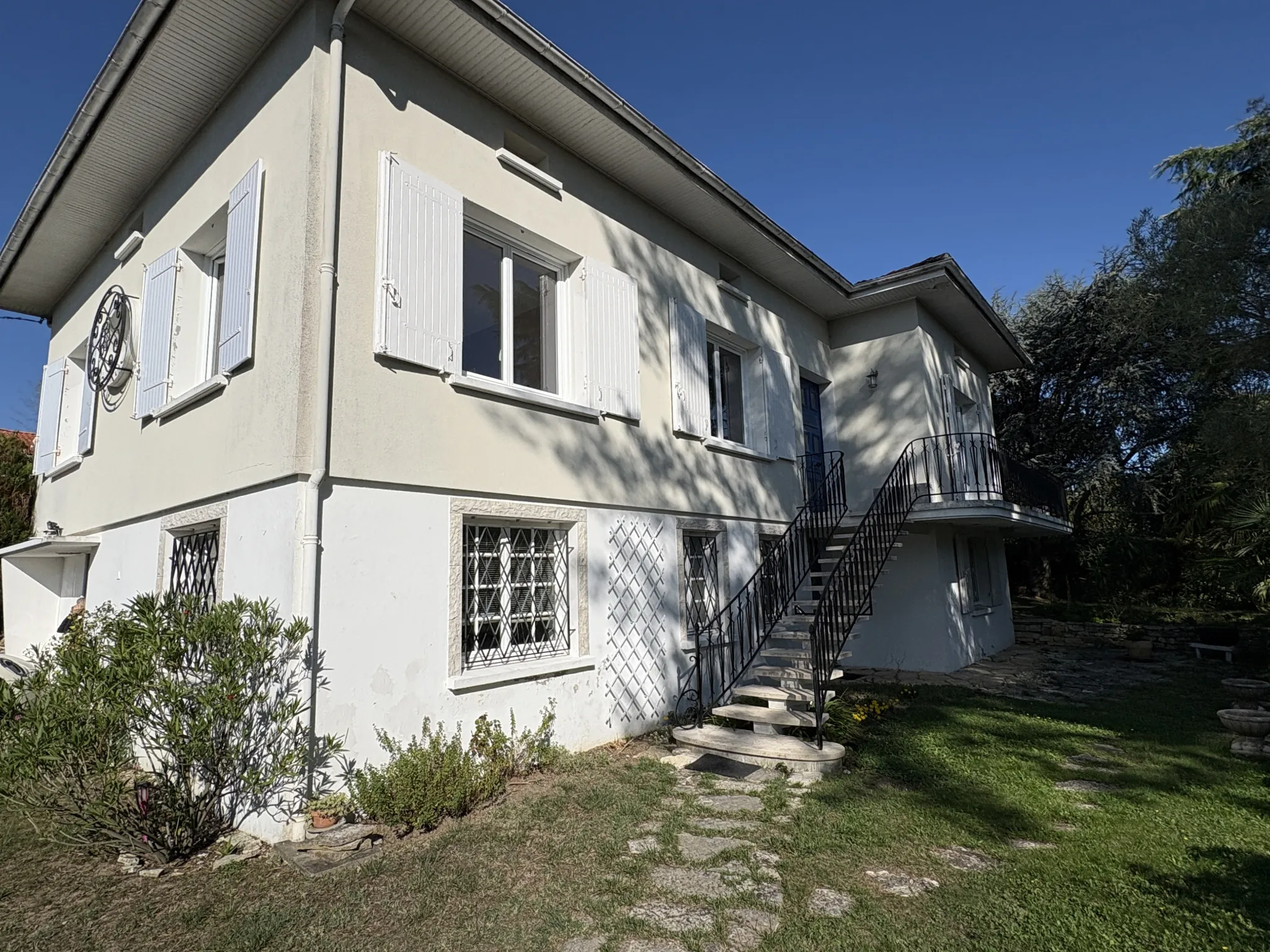 Maison à Bazas avec grand sous-sol, jardin clos et emplacement privilégié 