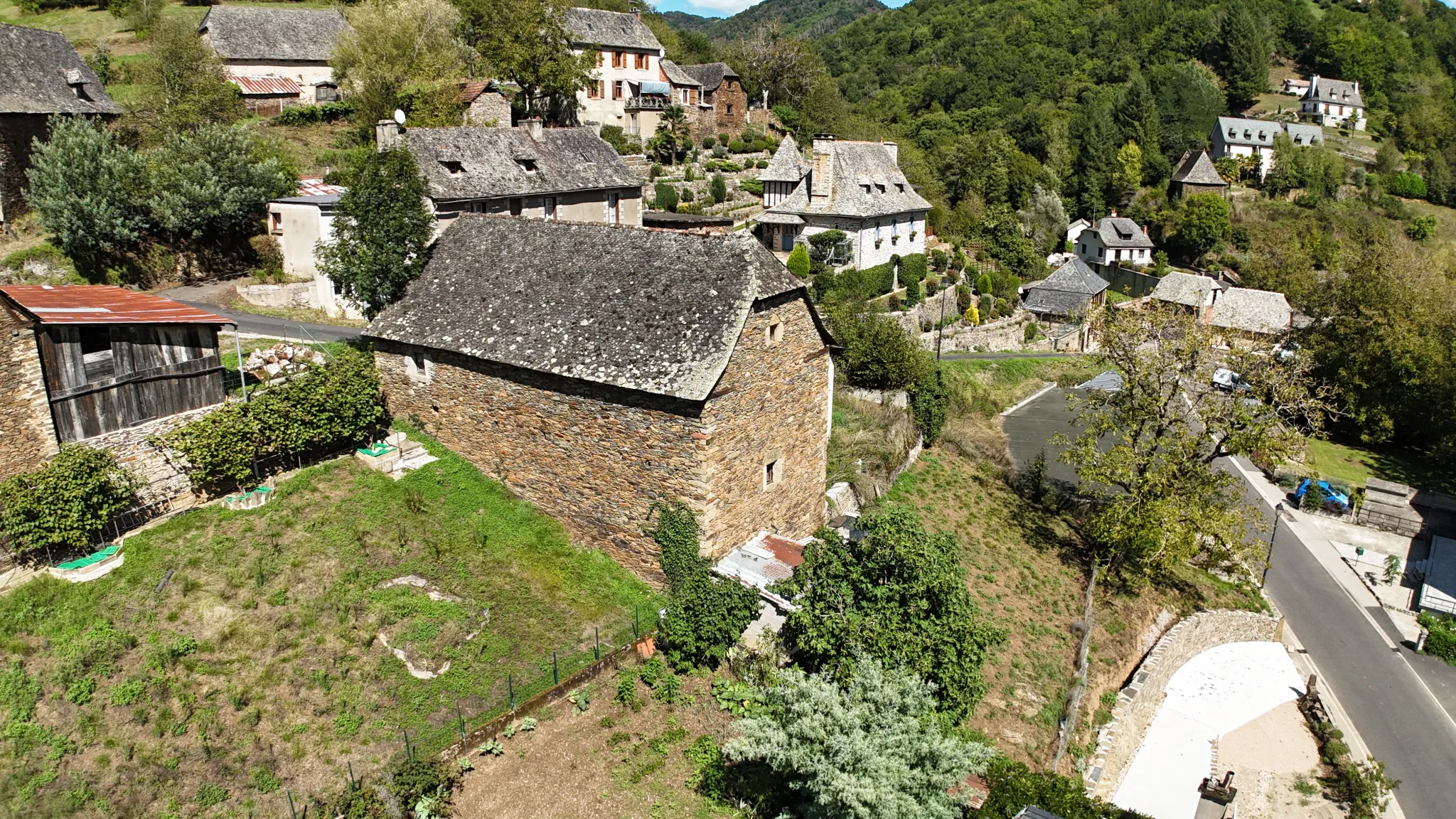 Ancienne grange en pierre avec permis de construire à Vieillevie, vallée du Lot