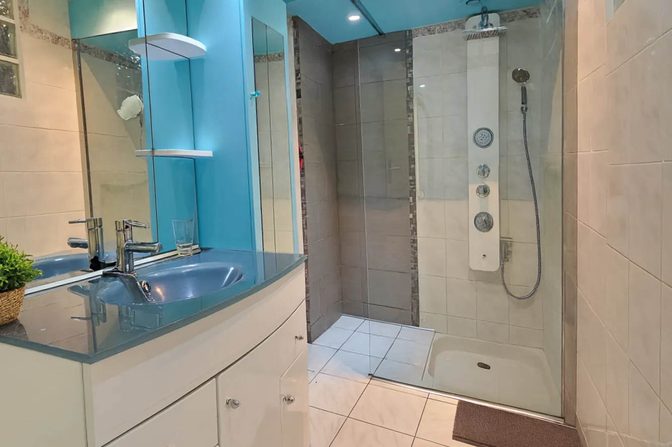 Appartement T2 traversant de 53,52 m² en rez-de-chaussée à Bandol - Spécial investissement ou usage professionnel 