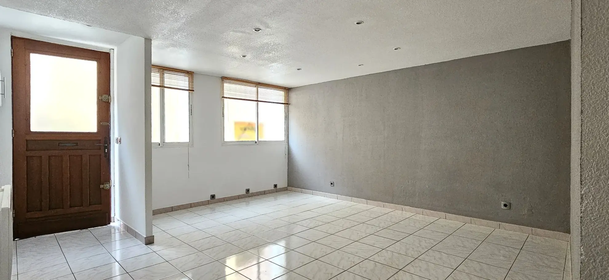 Appartement T2 traversant de 53,52 m² en rez-de-chaussée à Bandol - Spécial investissement ou usage professionnel 