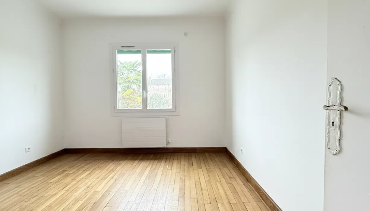 Maison familiale de 170 m² en centre-ville de Montpon-Ménestérol avec terrain clos 