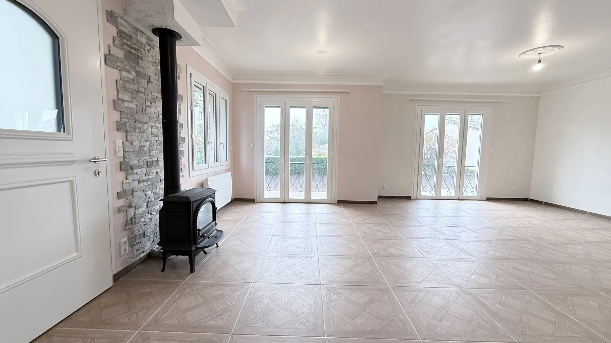 Maison familiale de 170 m² en centre-ville de Montpon-Ménestérol avec terrain clos 