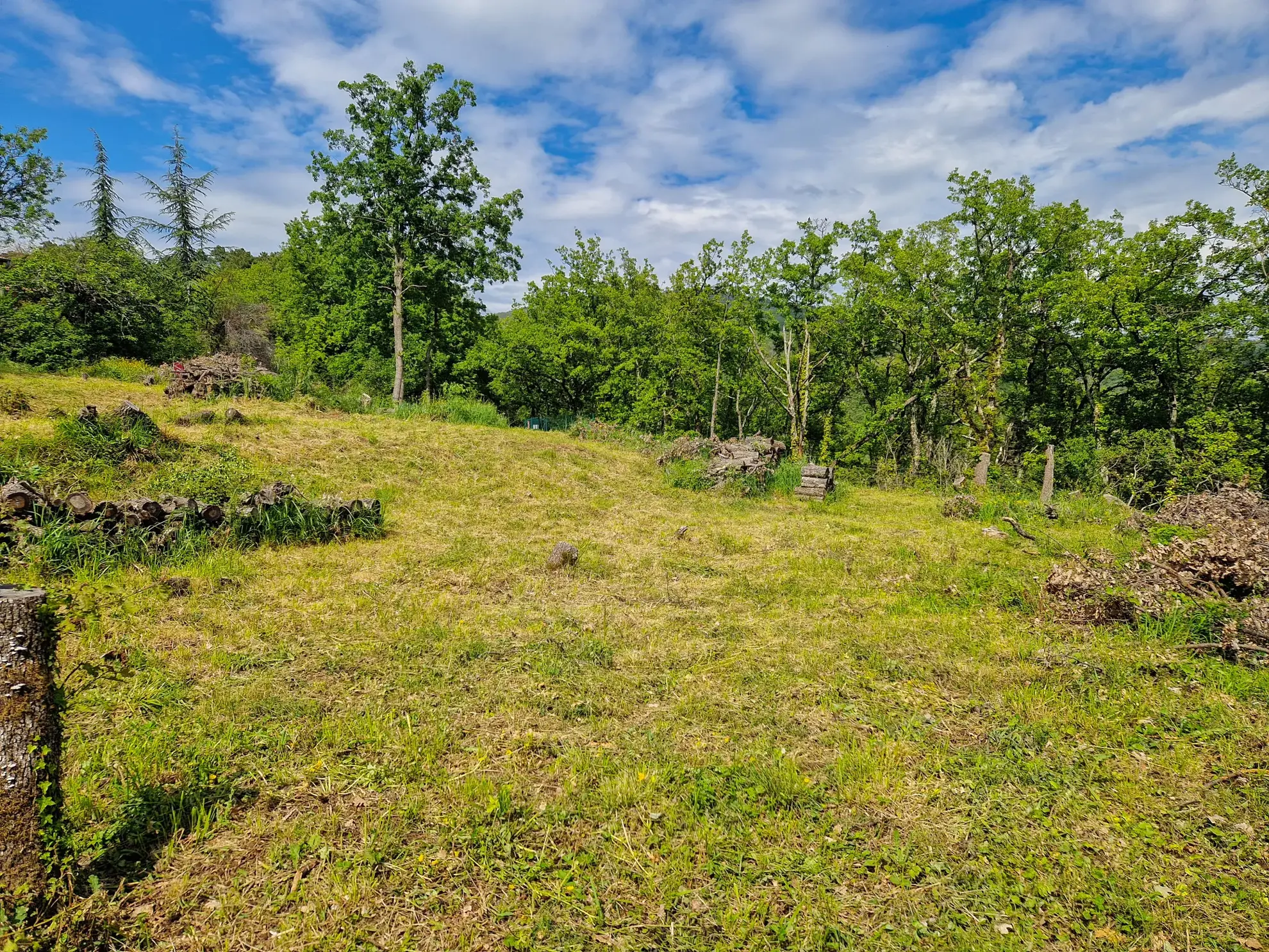 Terrain constructible à Coux avec vue panoramique et environnement calme 