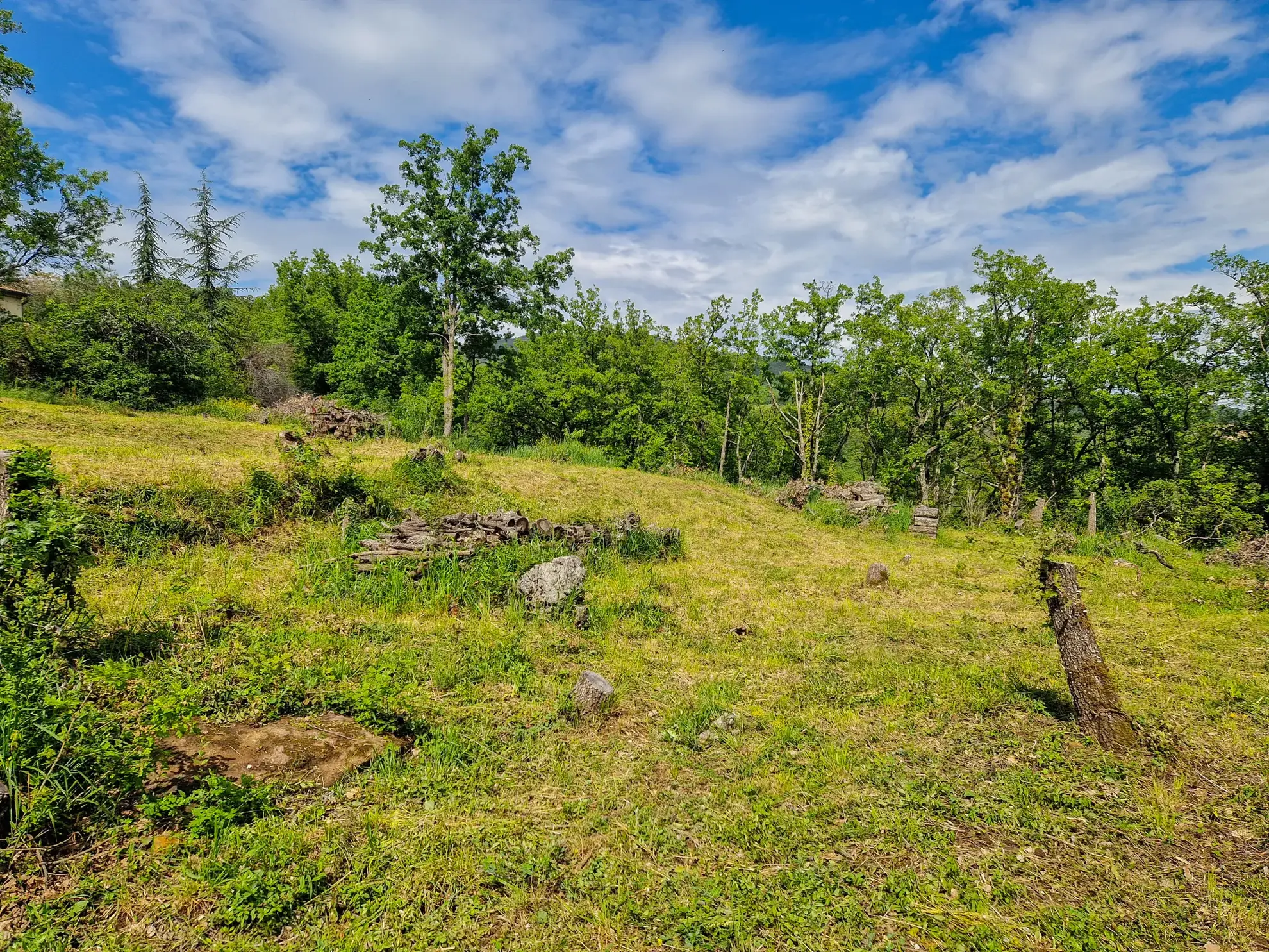 Terrain constructible à Coux avec vue panoramique et environnement calme 