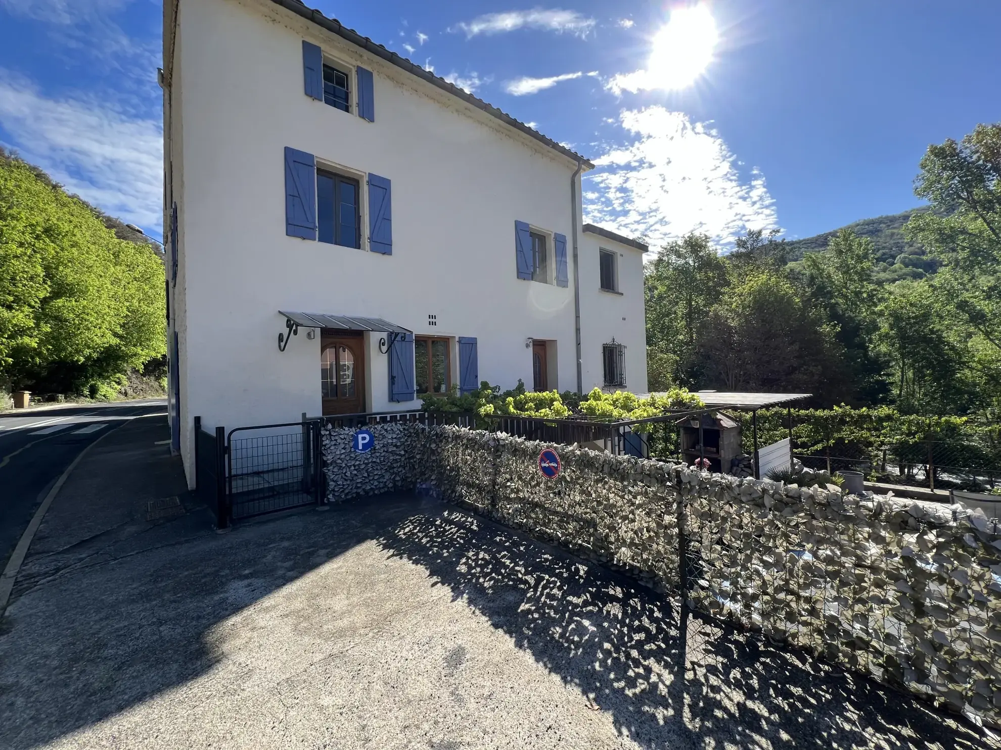 Maison avec deux appartements à Arles sur Tech — Grande terrasse et stationnements 