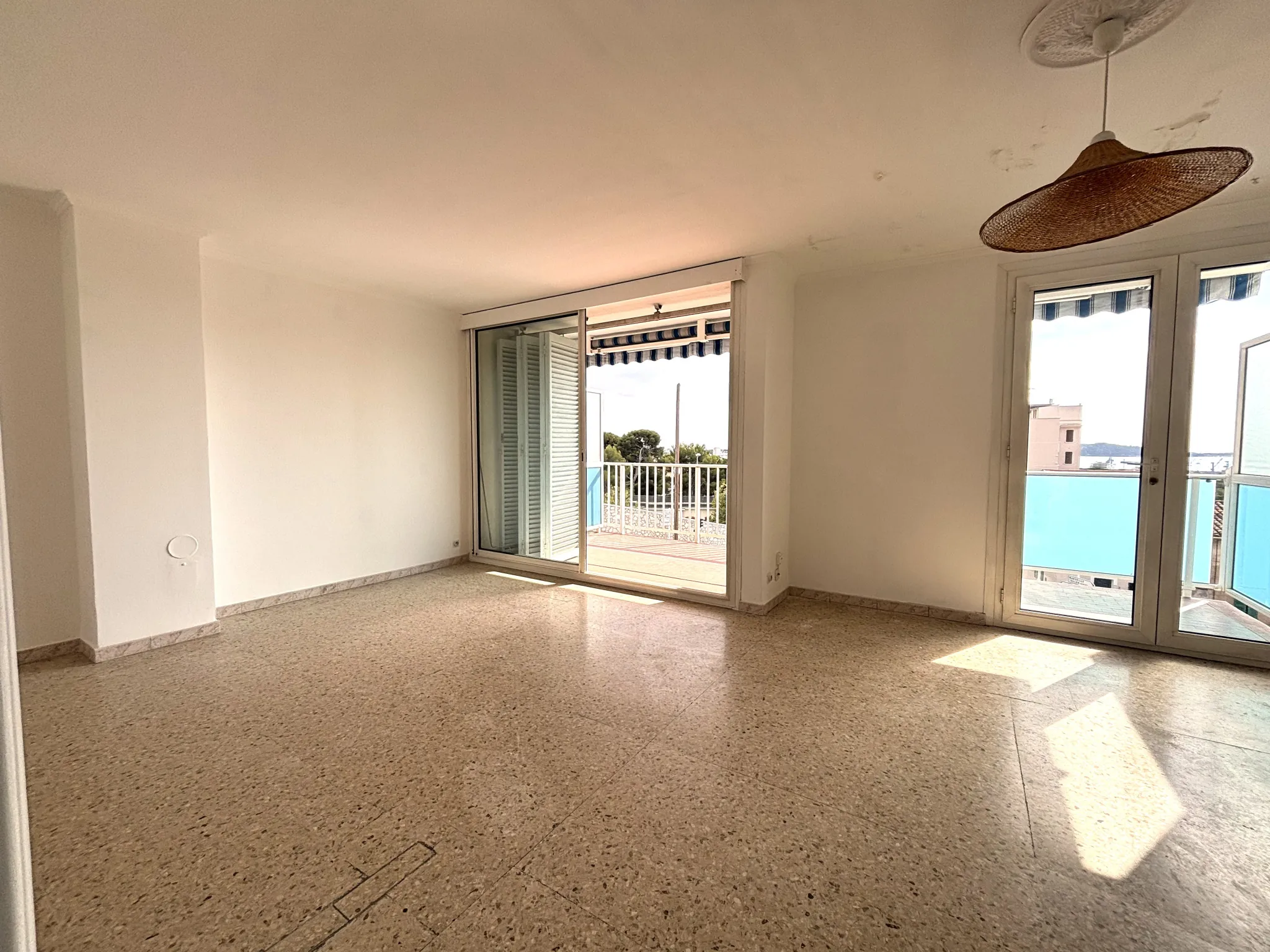 Appartement T4 avec terrasse et vue mer sur les hauteurs de Toulon Faron 