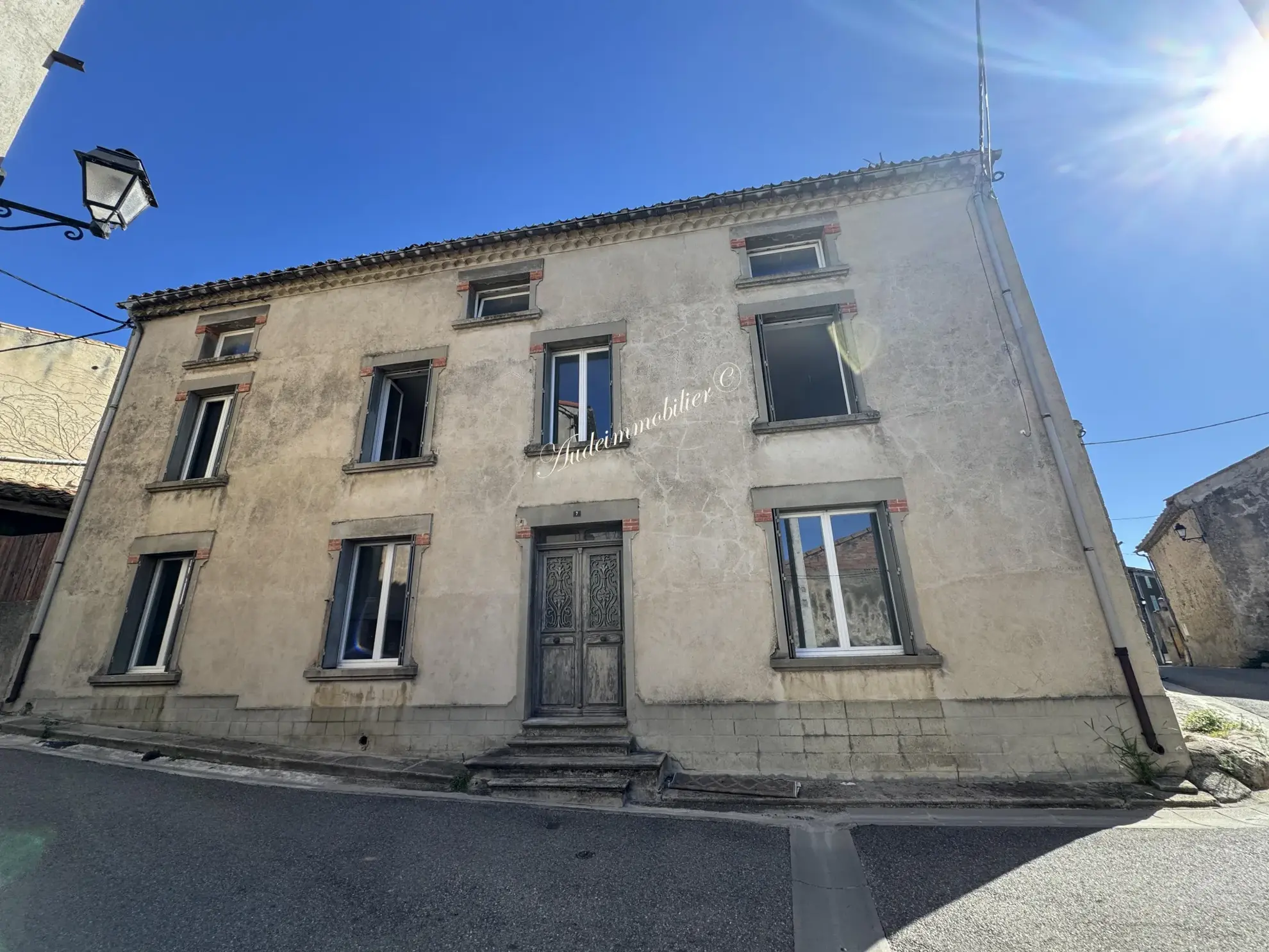 Immeuble de 3 appartements avec jardin et dépendances dans le Razès près de Limoux