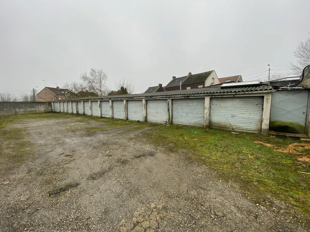 Ensemble de 14 garages loués à Maubeuge, opportunité d'investissement