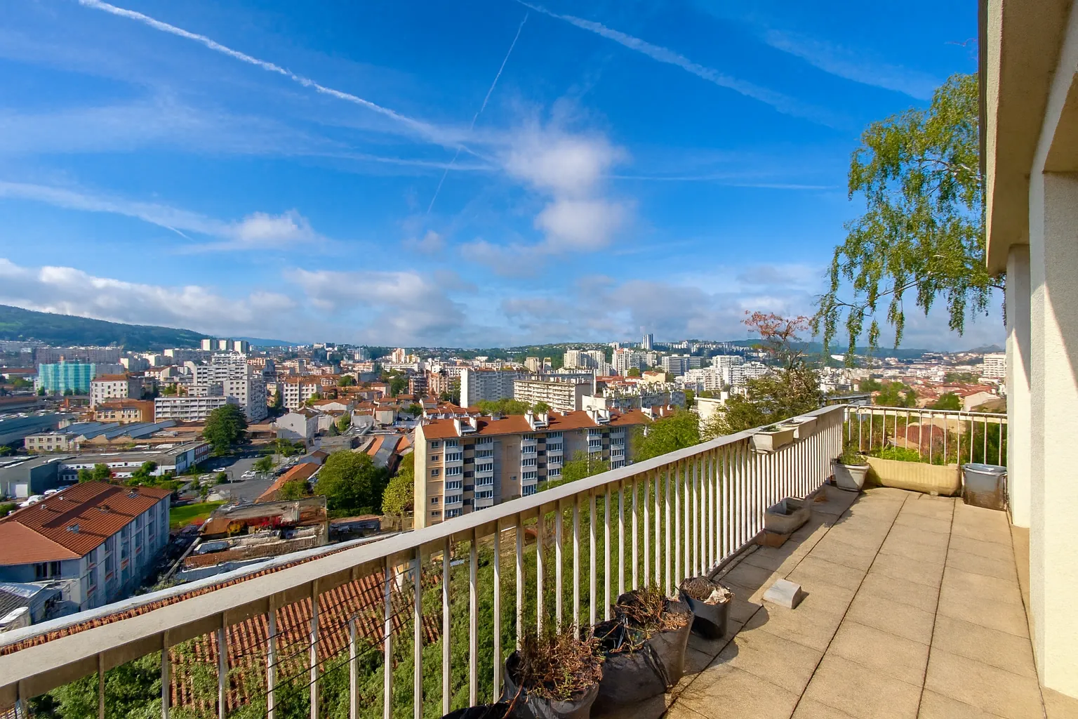 Appartement F4 lumineux avec terrasse et stationnement à Saint-Étienne Vivaraize