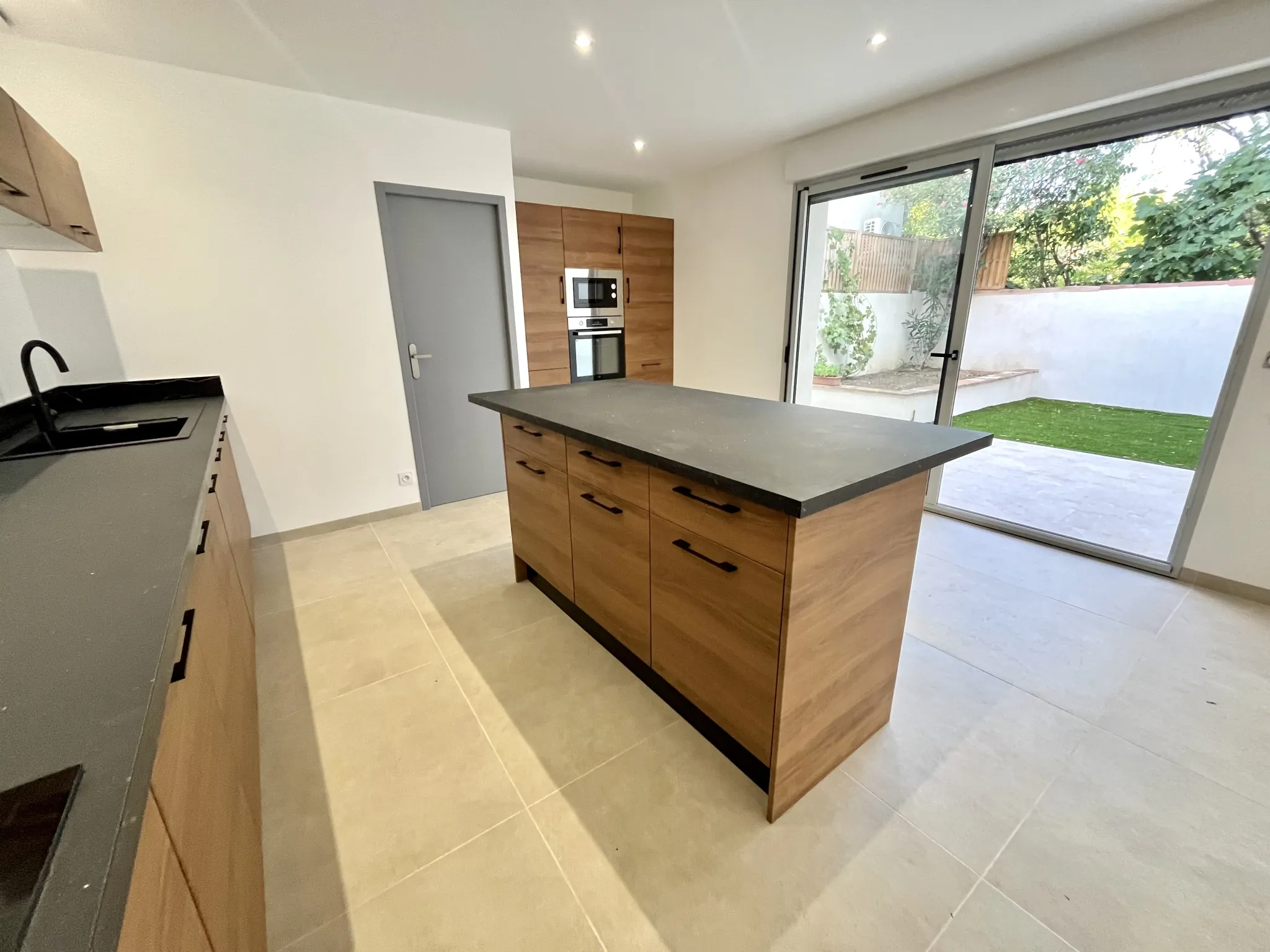 Maison de ville rénovée à Nîmes avec cour - 90 m²