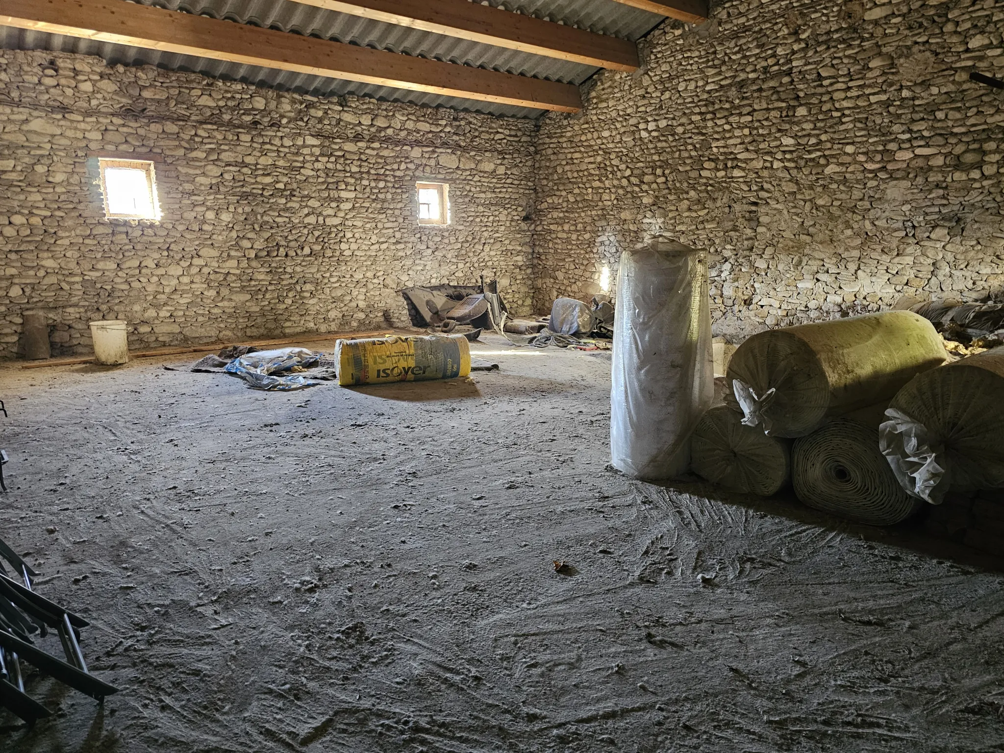 À vendre ancienne carrosserie à Saint-Gervais-sur-Roubion avec annexes et cour 