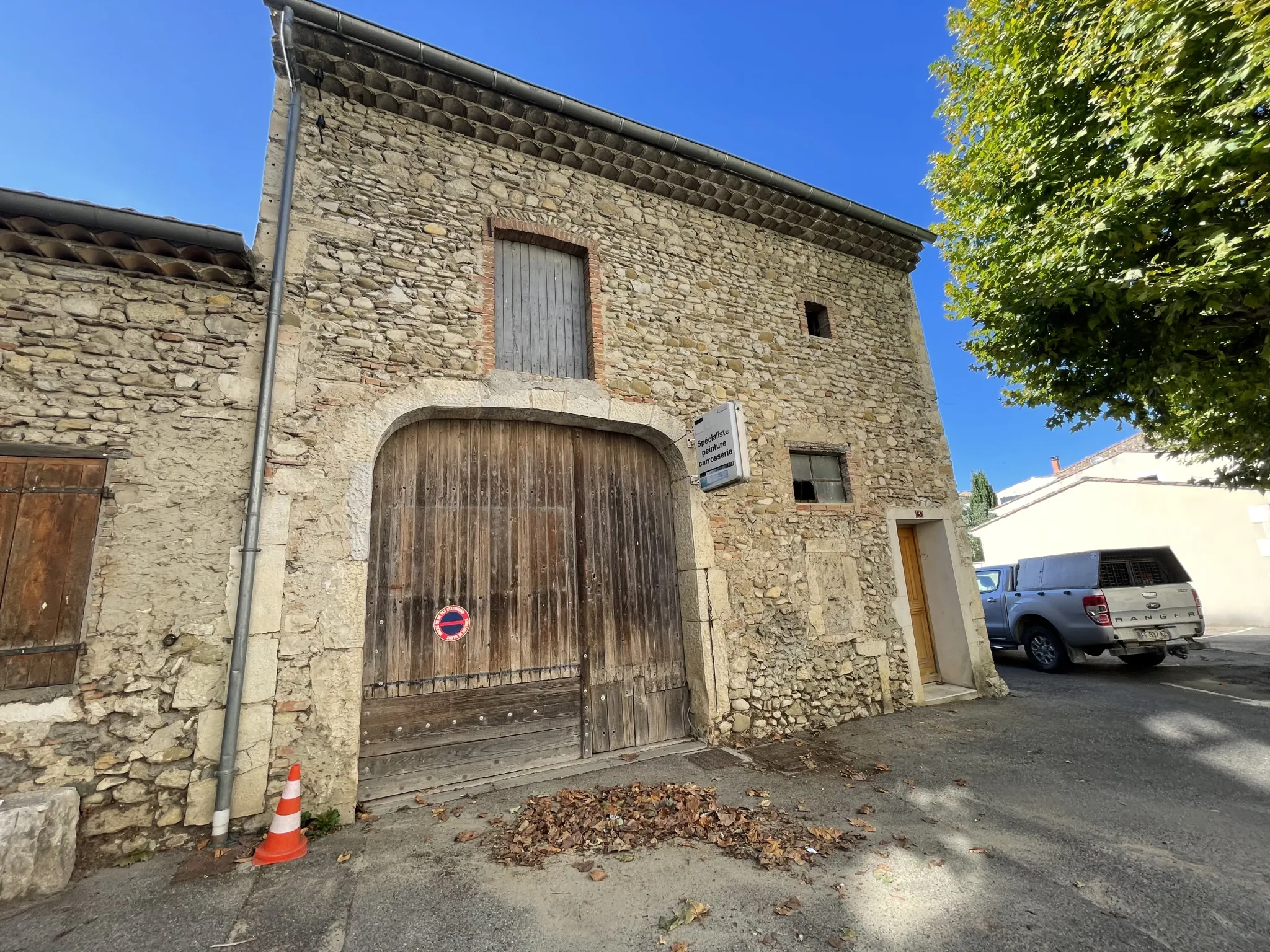À vendre ancienne carrosserie à Saint-Gervais-sur-Roubion avec annexes et cour 