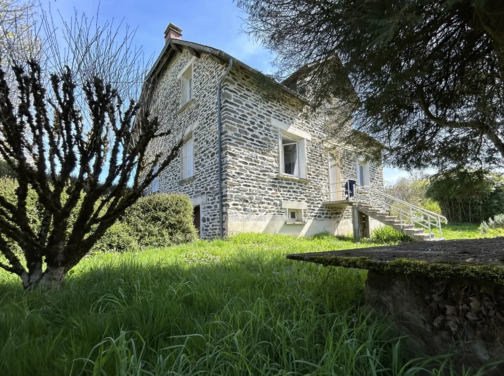 Maison à vendre à Saint Jal en Corrèze avec terrain arboré de 1418 m²